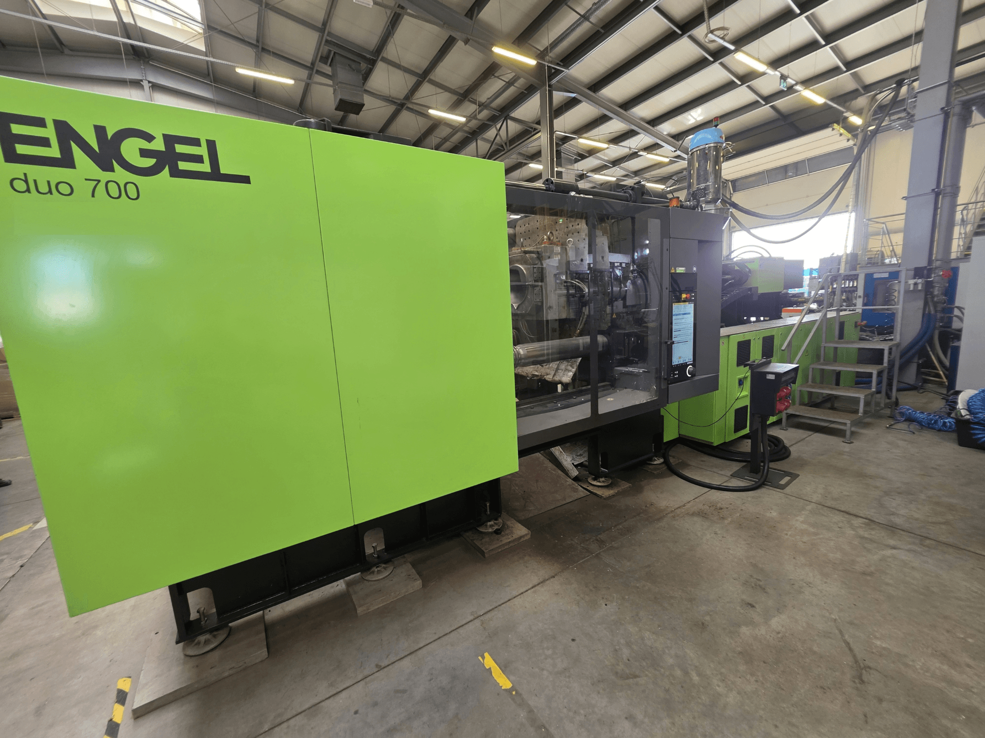 Engel Duo 700 hydraulische spuitgietmachine, vooraanzicht, met groene behuizing en bedieningspaneel.
