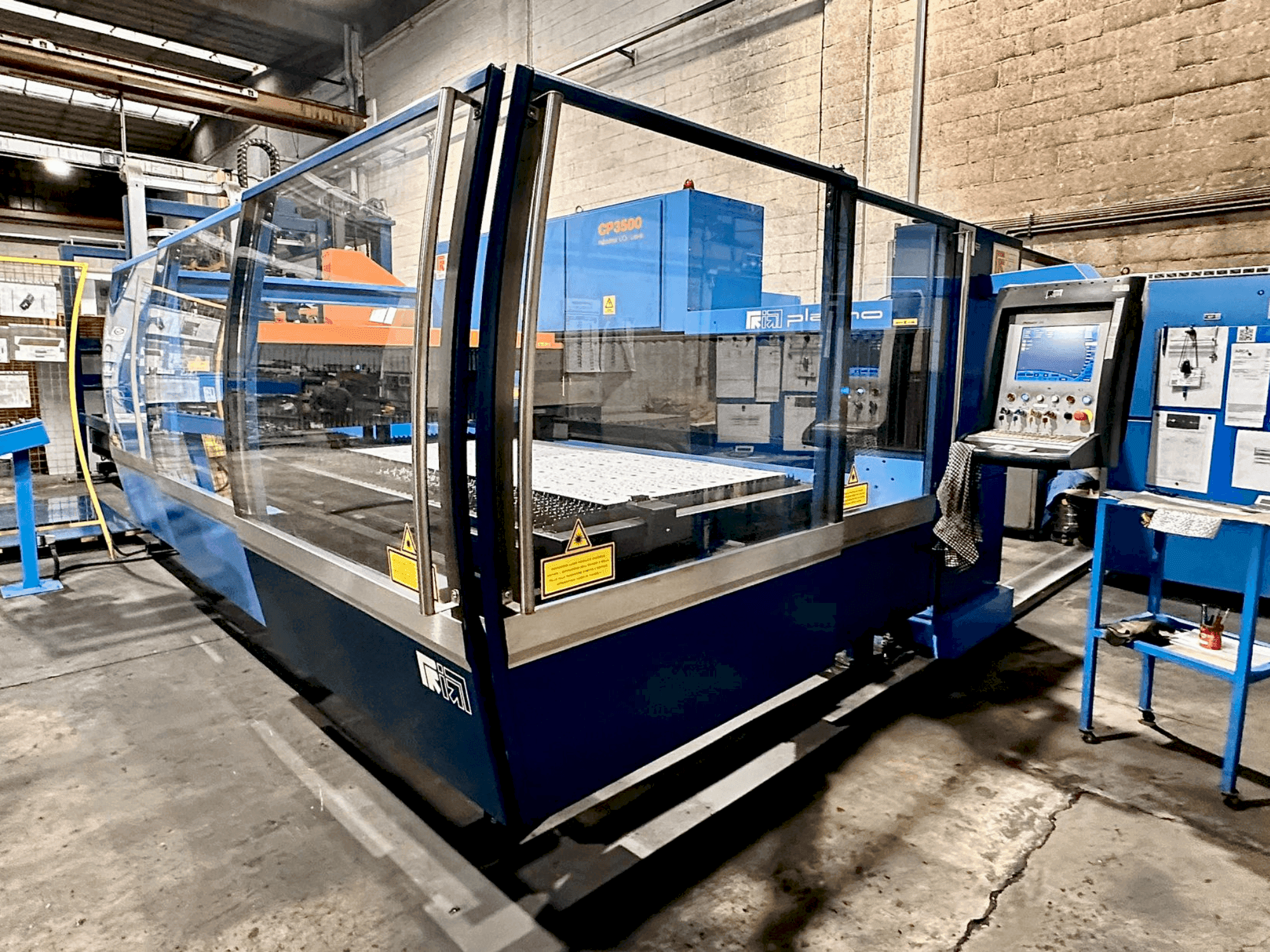 Vooraanzicht van Prima Industrie Platino 1530 machine