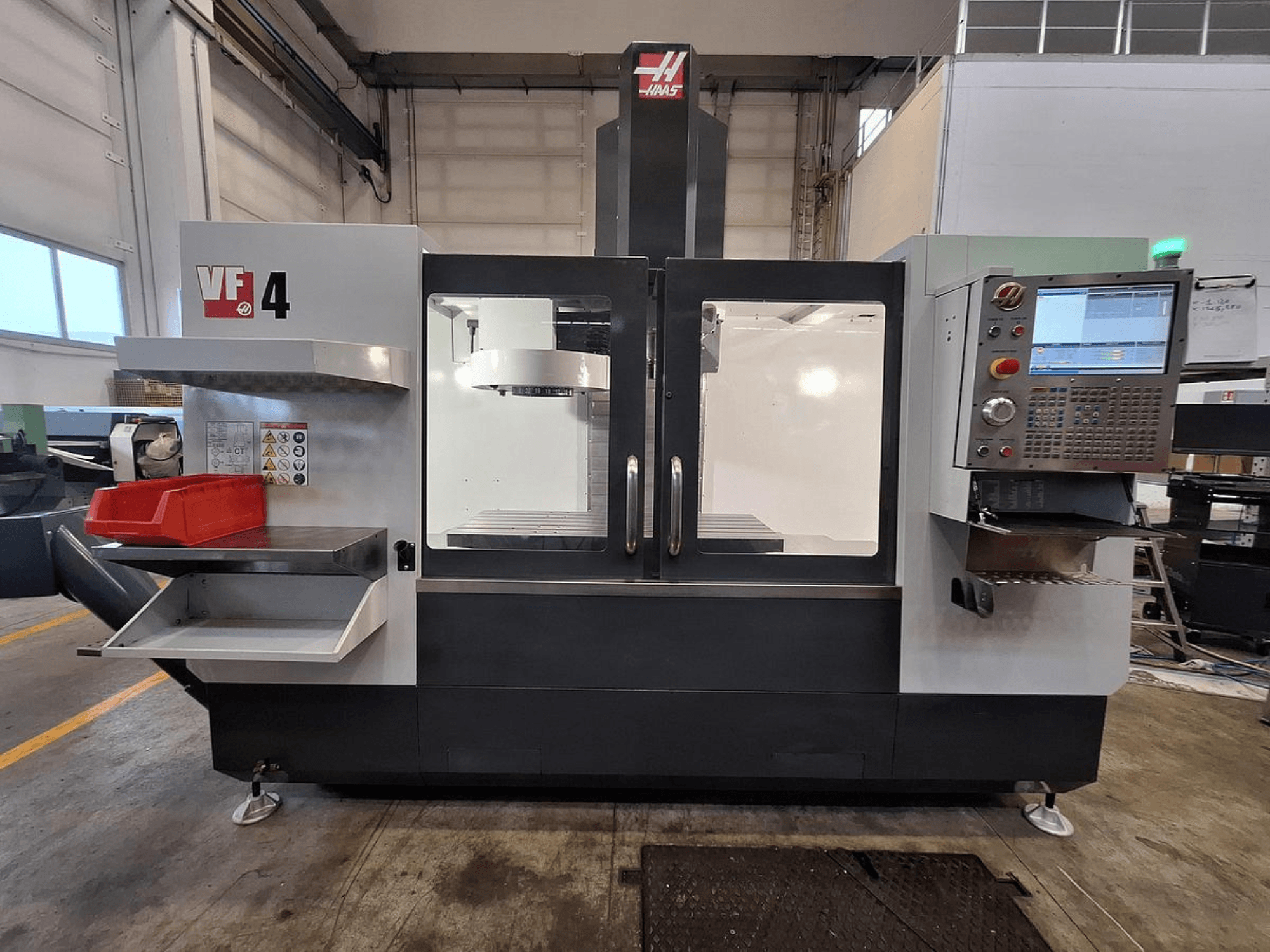 Haas VF-4 verticaal bewerkingscentrum, vooraanzicht, met bedieningspaneel, gereedschaphouder en ruim werkgebied.