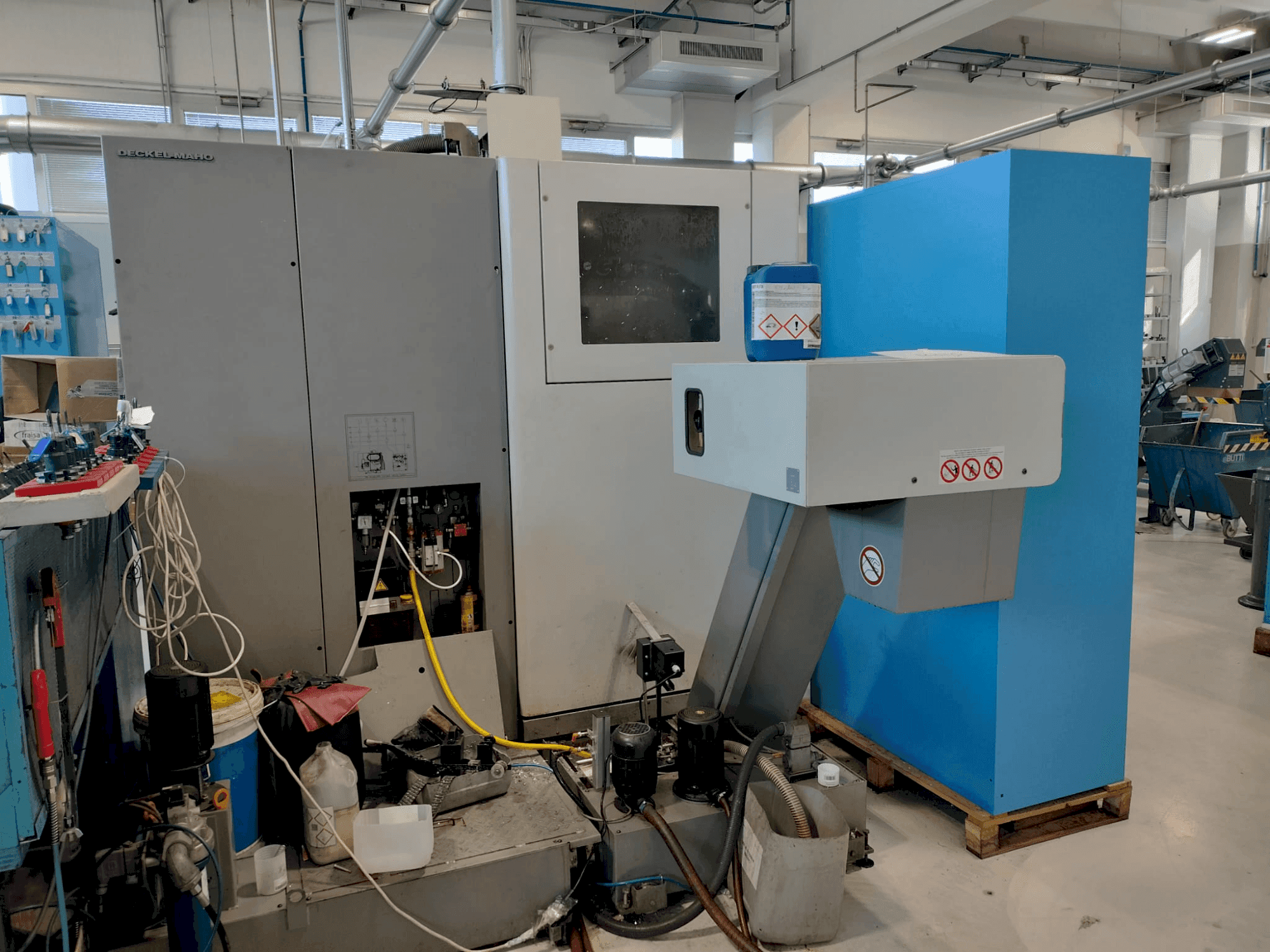 Vooraanzicht van DMG DECKEL MAHO DMC 635V machine