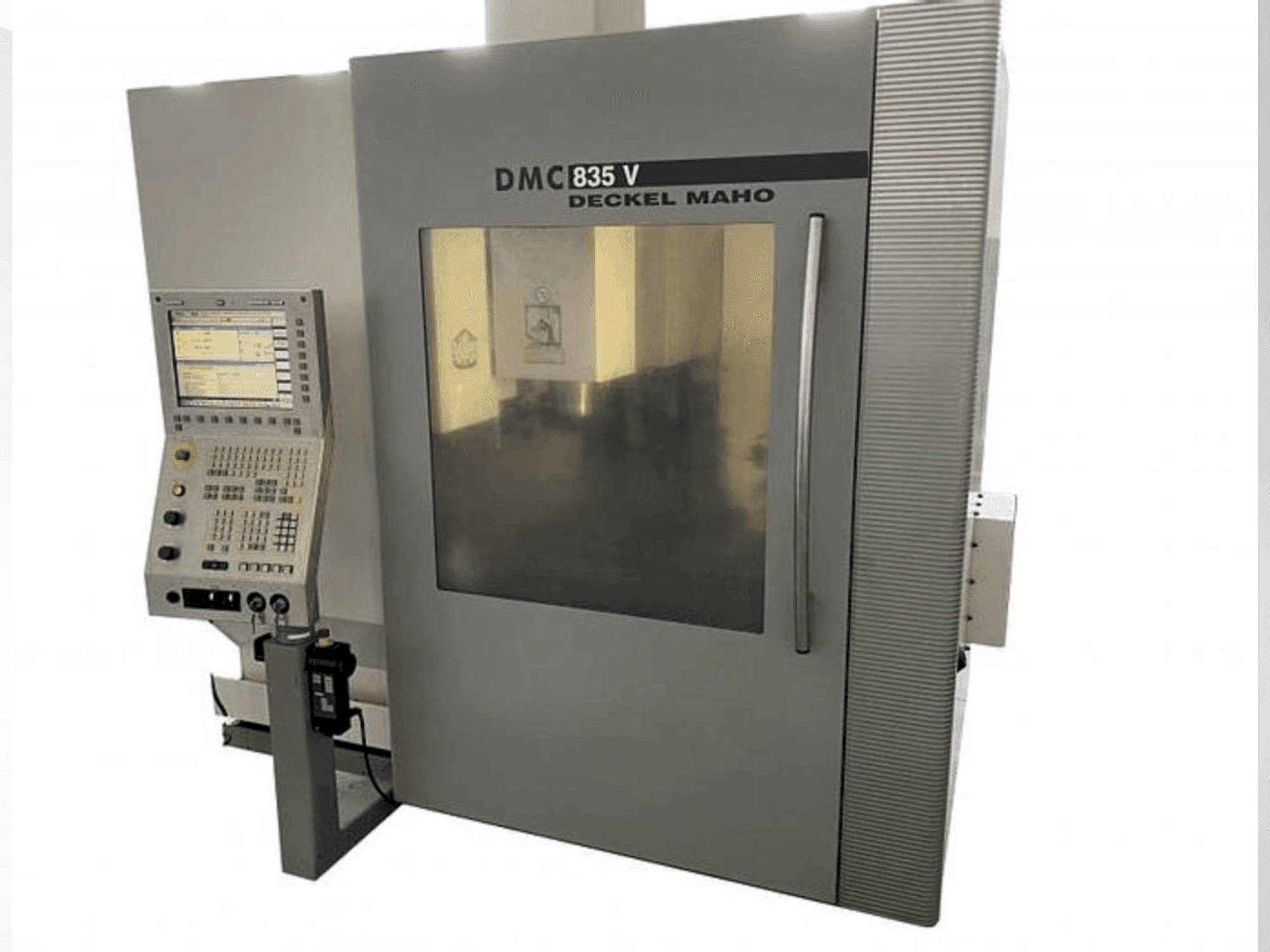 Vooraanzicht van DMG DECKEL MAHO DMC 835V machine