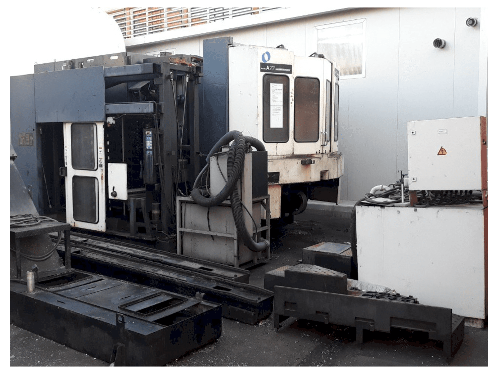 Vooraanzicht van Makino A77 machine