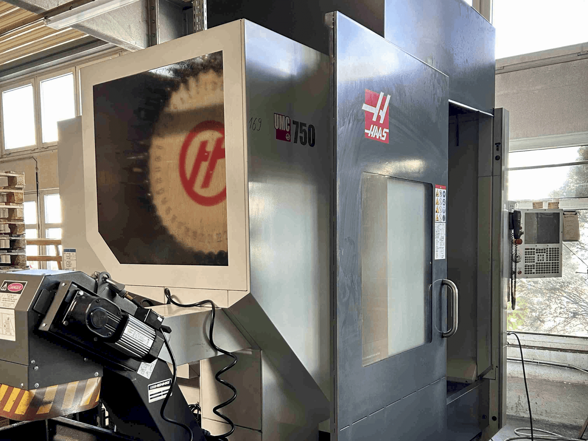 Vooraanzicht van HAAS UMC-750 machine