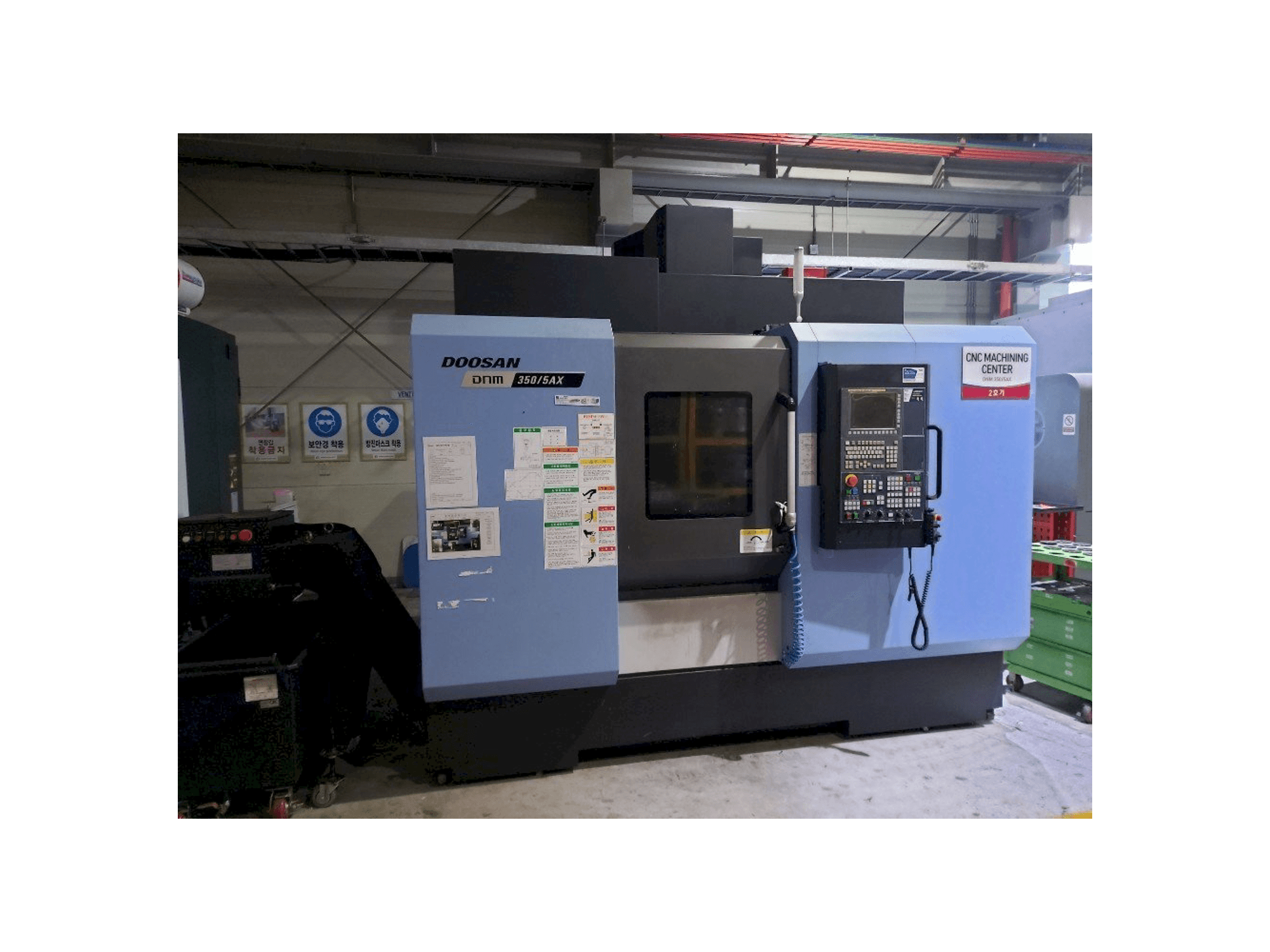 Vooraanzicht van Doosan DNM350/5AX machine