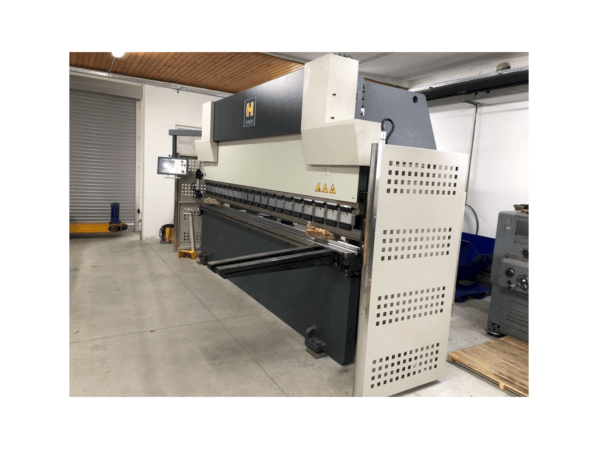 Vooraanzicht van HACO SYNCHROMASTER 40175 machine
