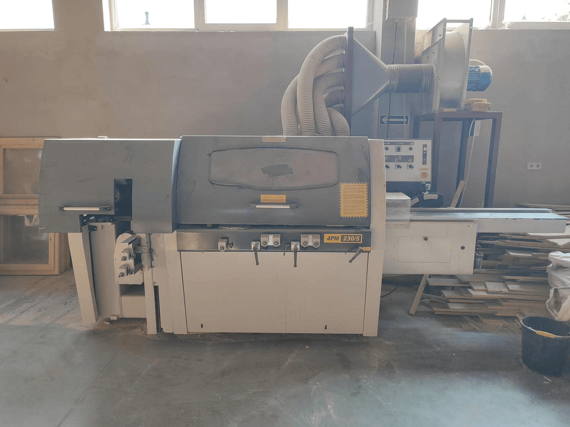 Vooraanzicht van HASKOVO 4PM-230/5 machine