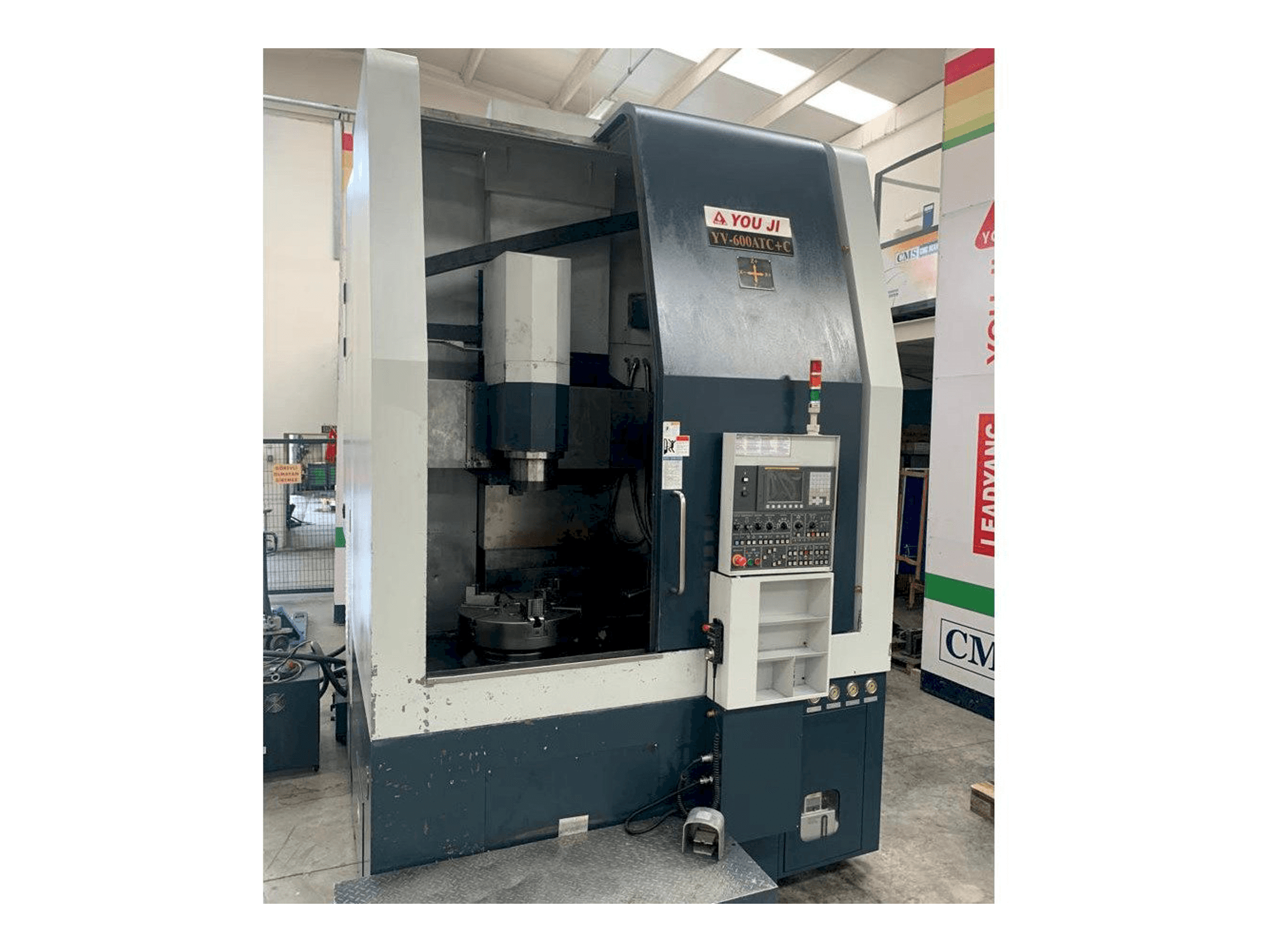 Vooraanzicht van YOU JI Yv 600ATC+C machine