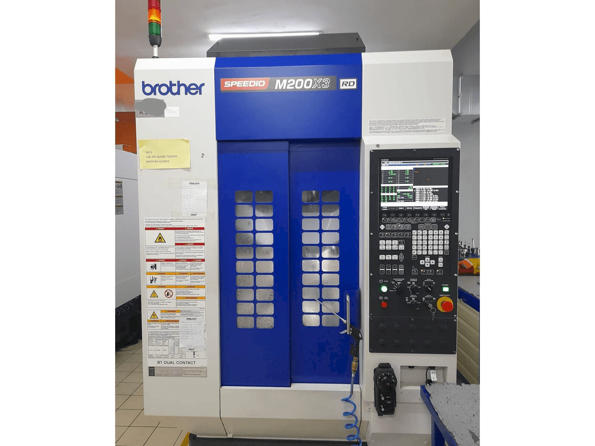 Vooraanzicht van Brother M200X3 machine