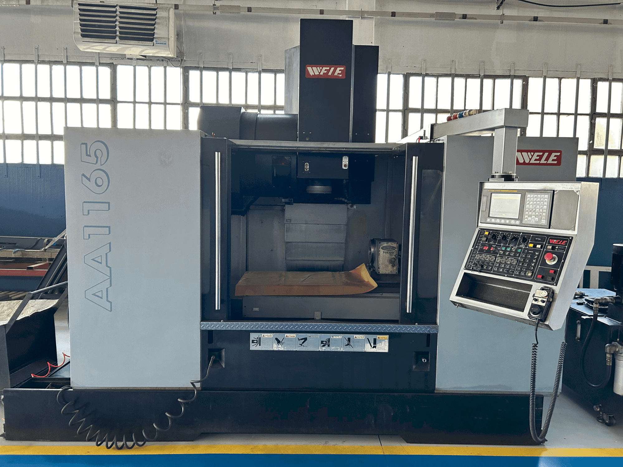 Vooraanzicht van Wele AA1165 machine