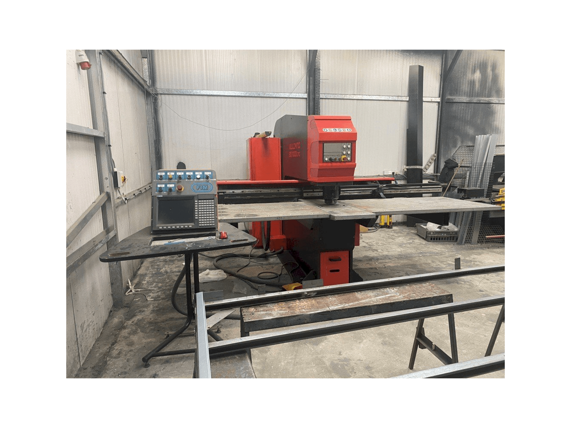 Vooraanzicht van FIM Vulcano 30/1000CNC machine