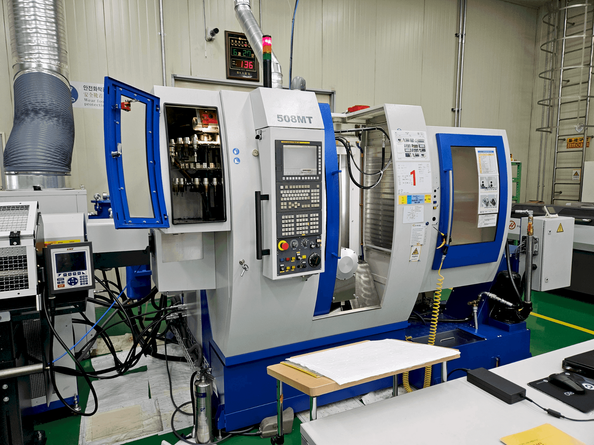 Vooraanzicht van WILLEMIN-MACODEL 508MT machine