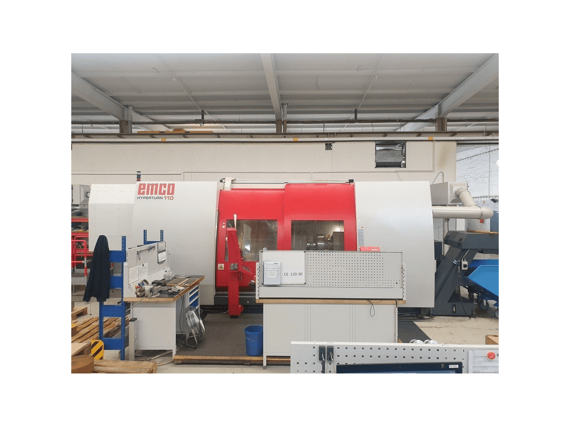 Vooraanzicht van EMCO Hyperturn 110 machine