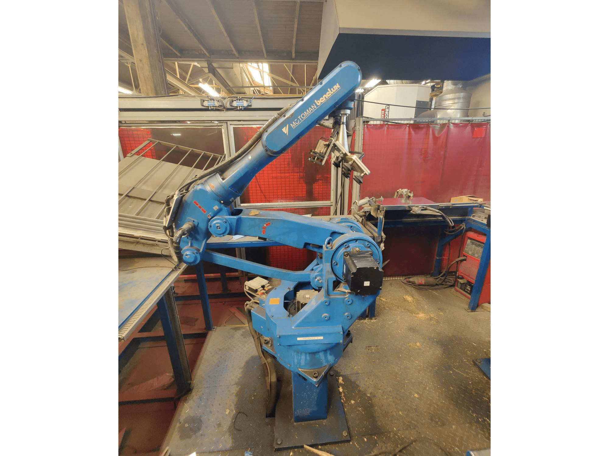 Vooraanzicht van Yaskawa YR-SK16-C000 machine