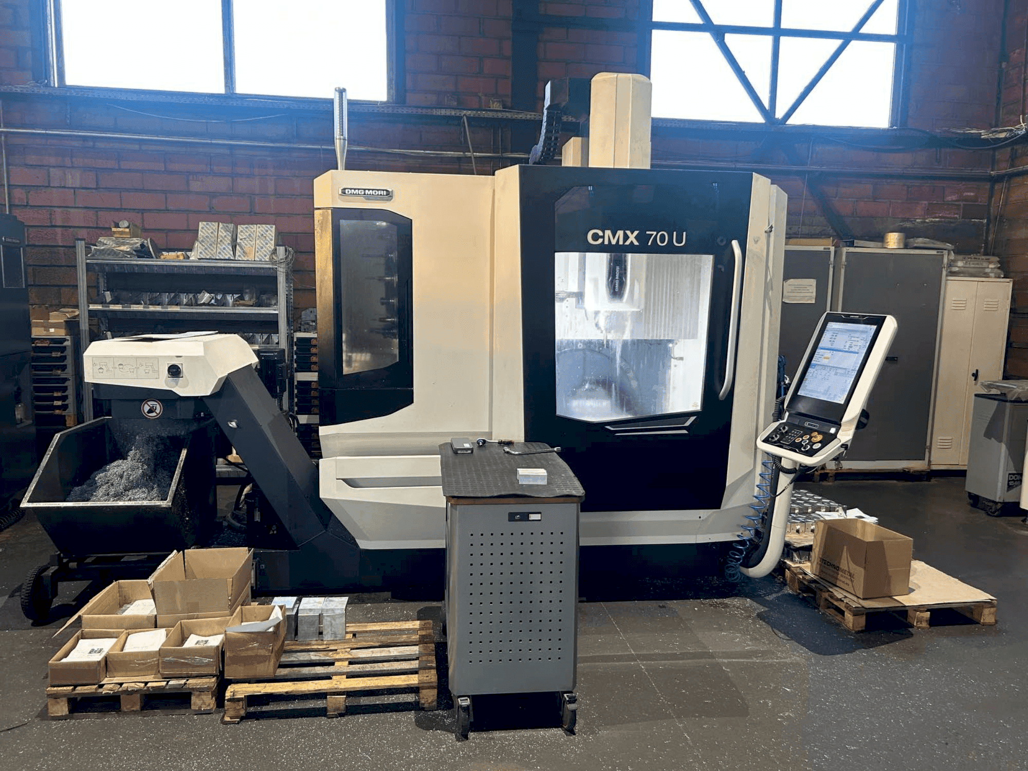 Vooraanzicht van DMG MORI CMX 70U (2022) machine
