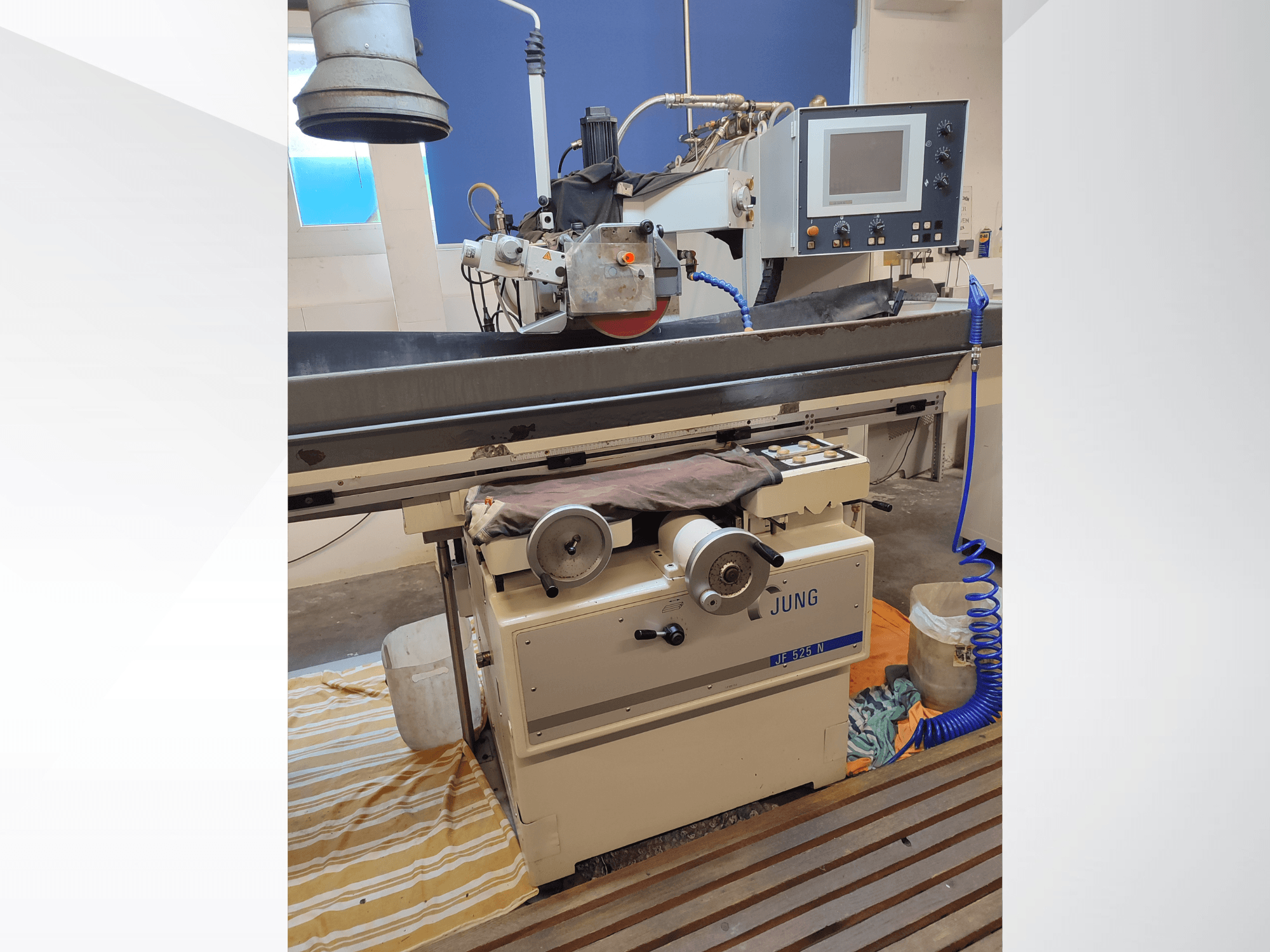 Vlakslijpmachine JUNG JF 525 N, vooraanzicht met slijpschijf, bedieningspaneel en details van de basis.