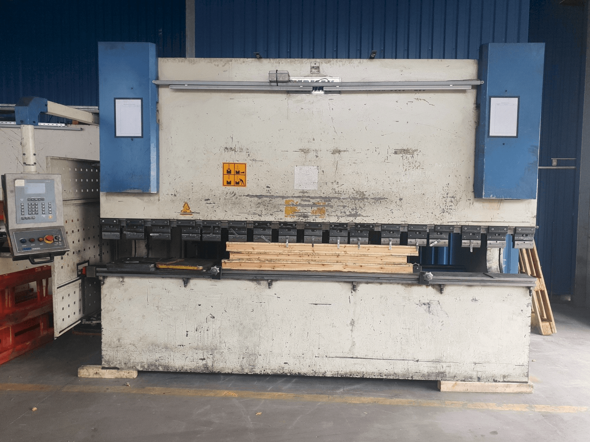 Vooraanzicht van ERMAK CNCHAP 3600x200 machine