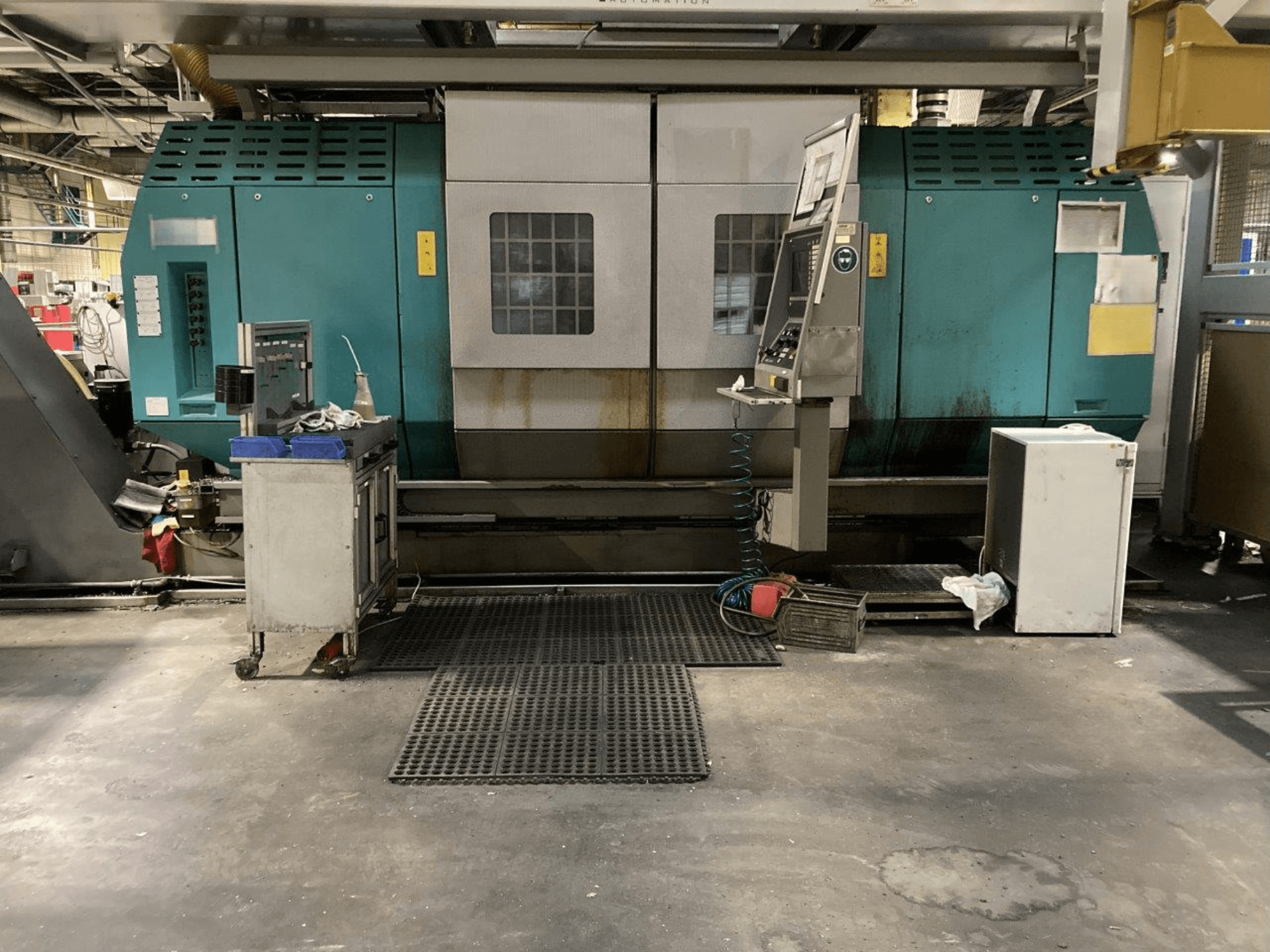 Index G250 draai-freescentrum in vooraanzicht, met bedieningspaneel en industriële achtergrond, waarbij de functionele kenmerken worden getoond.