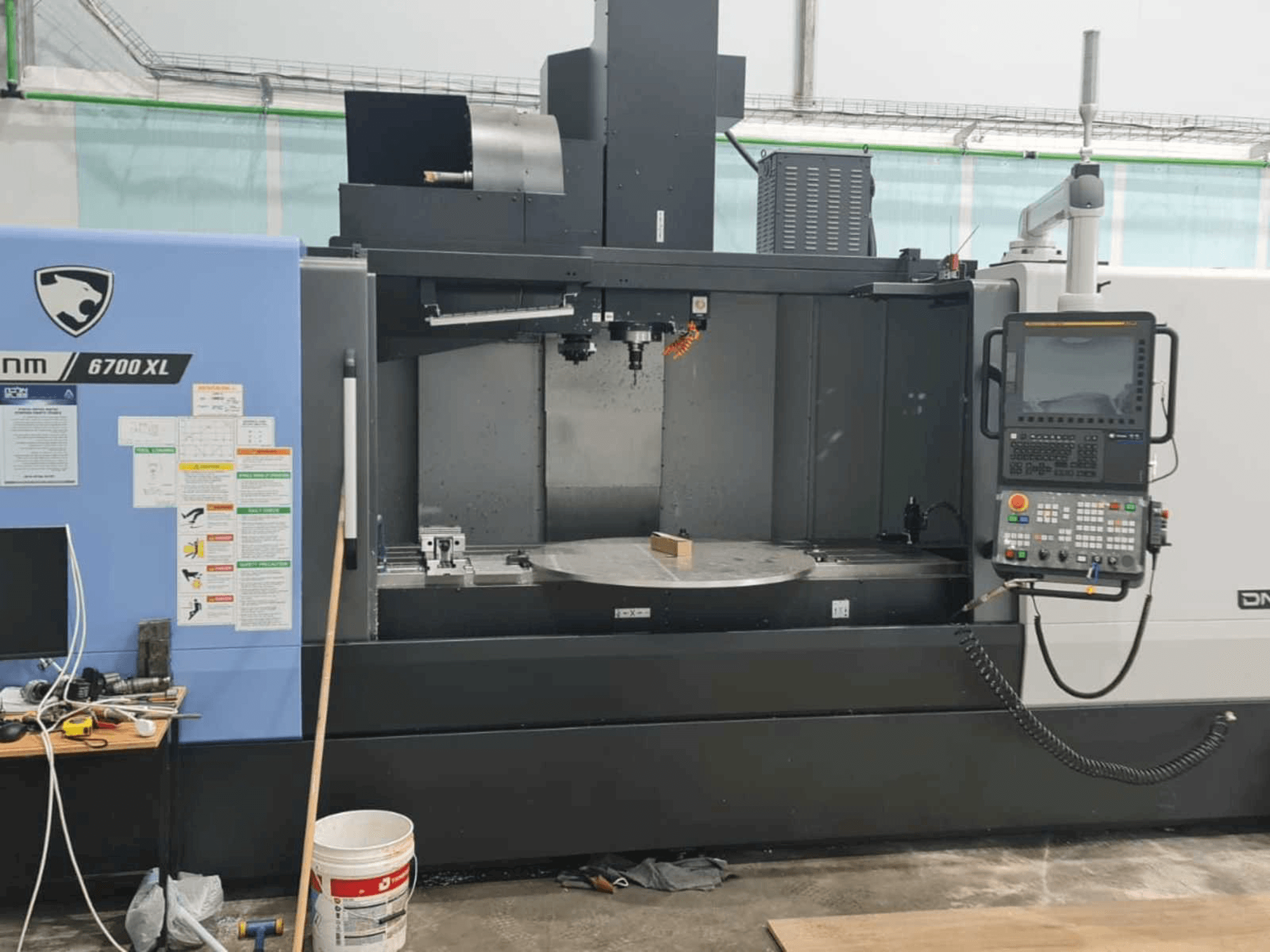Vooraanzicht van Doosan DNM 6700 XL machine