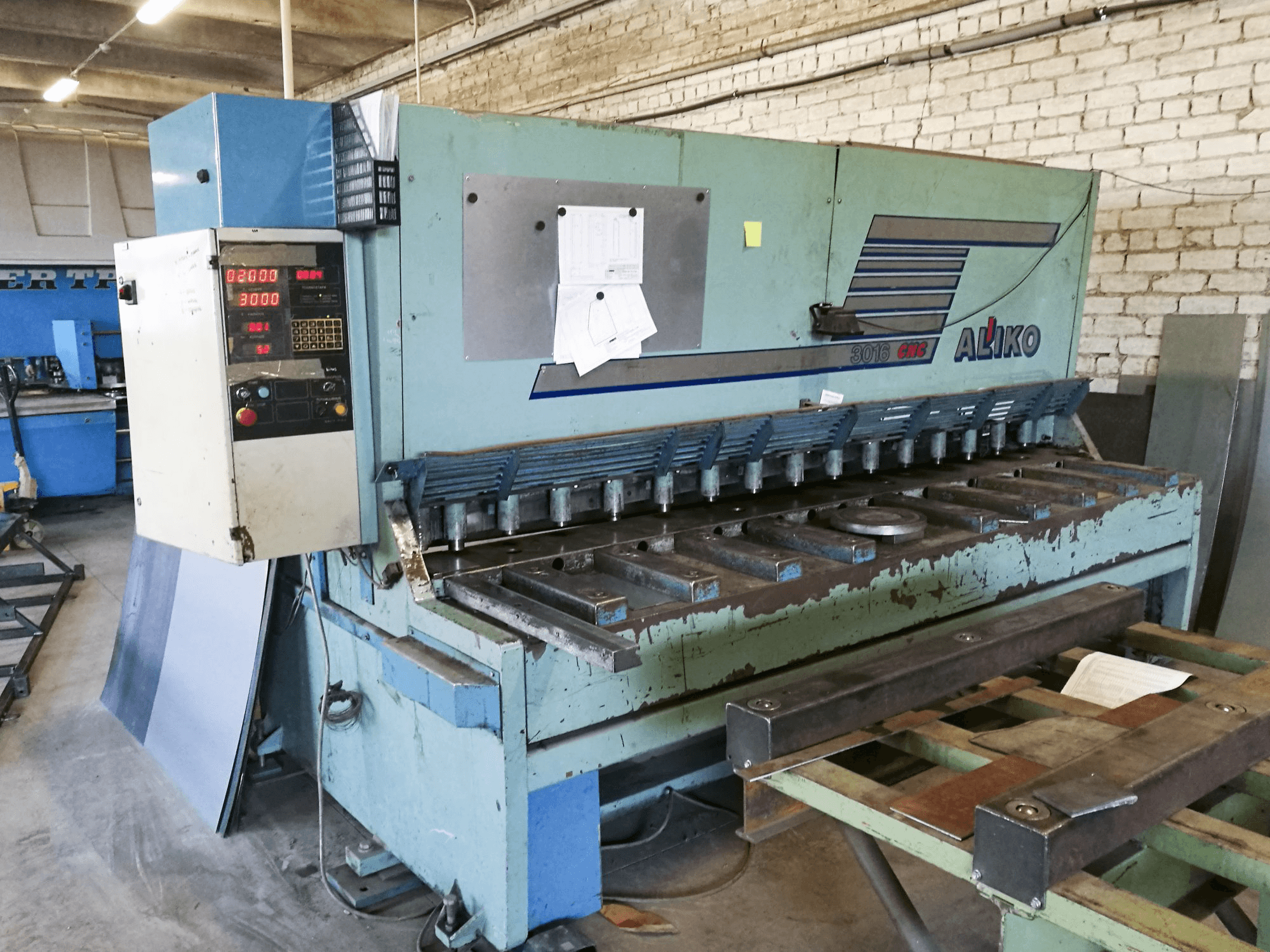 Links zicht 1 van ALIKO AK 3016 machine