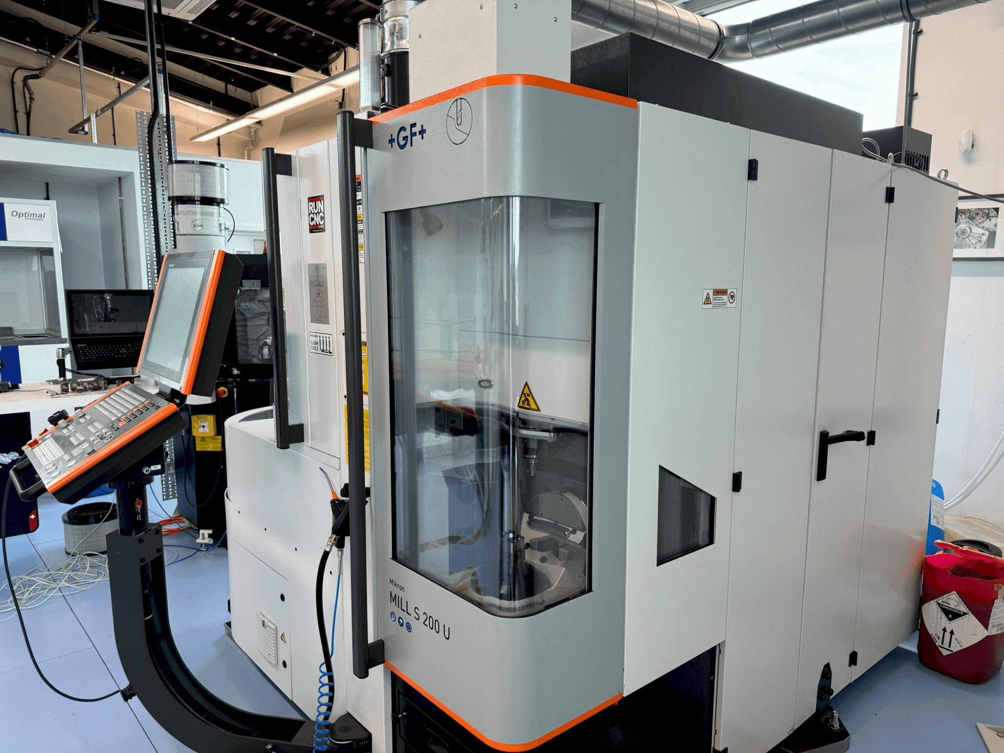 Vooraanzicht van +GF+ Mikron Mill S 200U machine