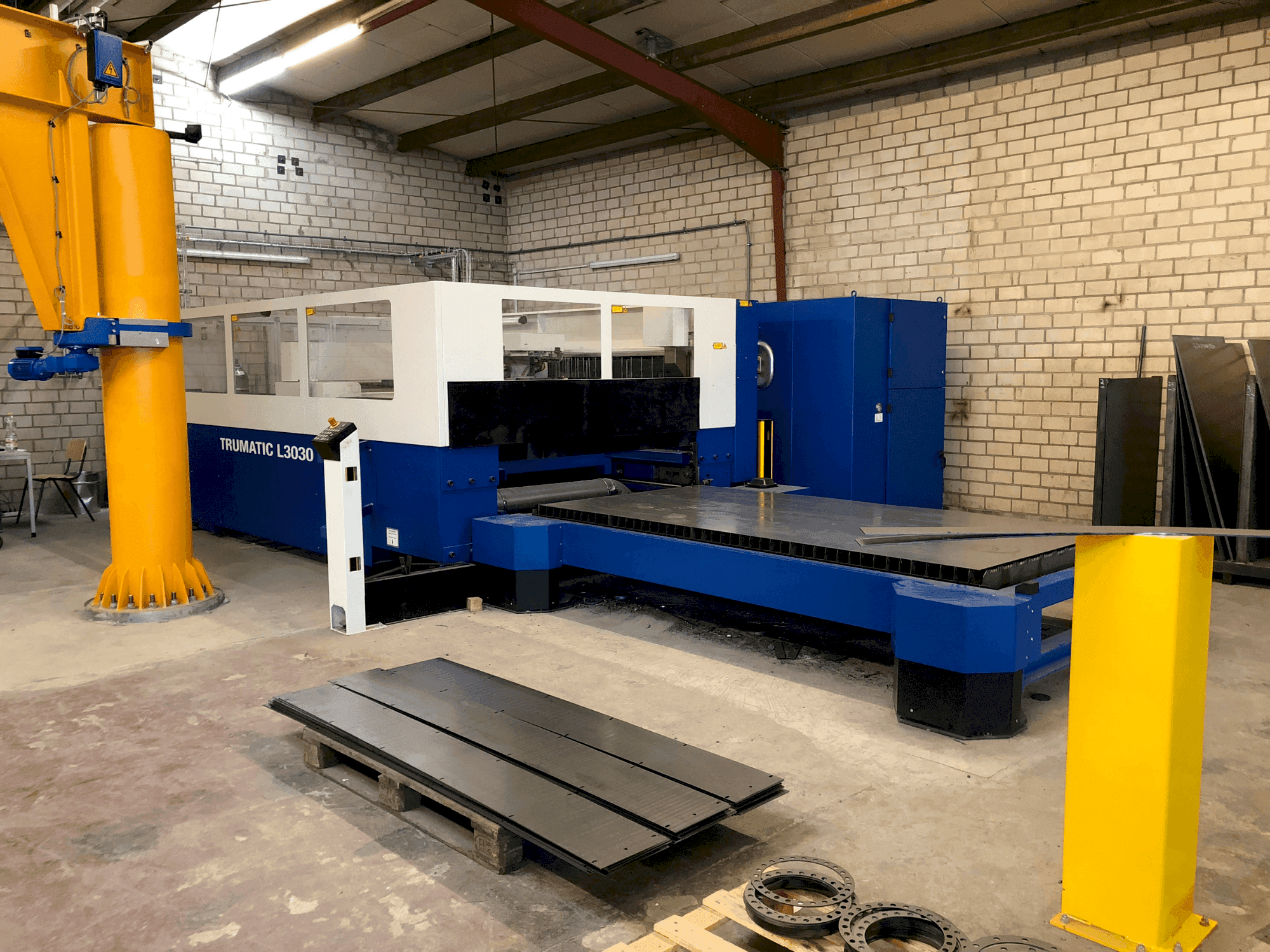 Vooraanzicht van TRUMPF Trumatic L3030 machine