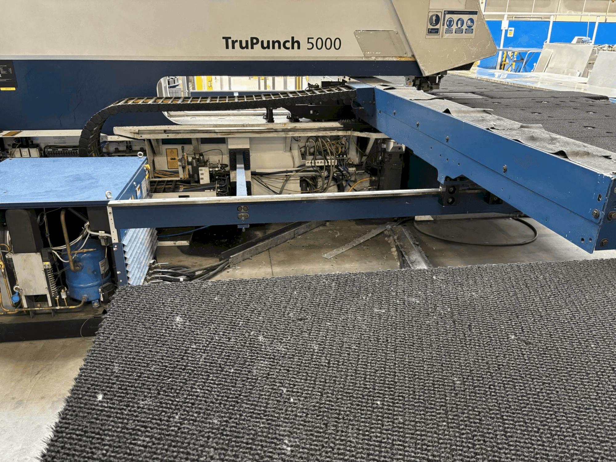 Vooraanzicht van TRUMPF TRUPUNCH 5000 S10 machine