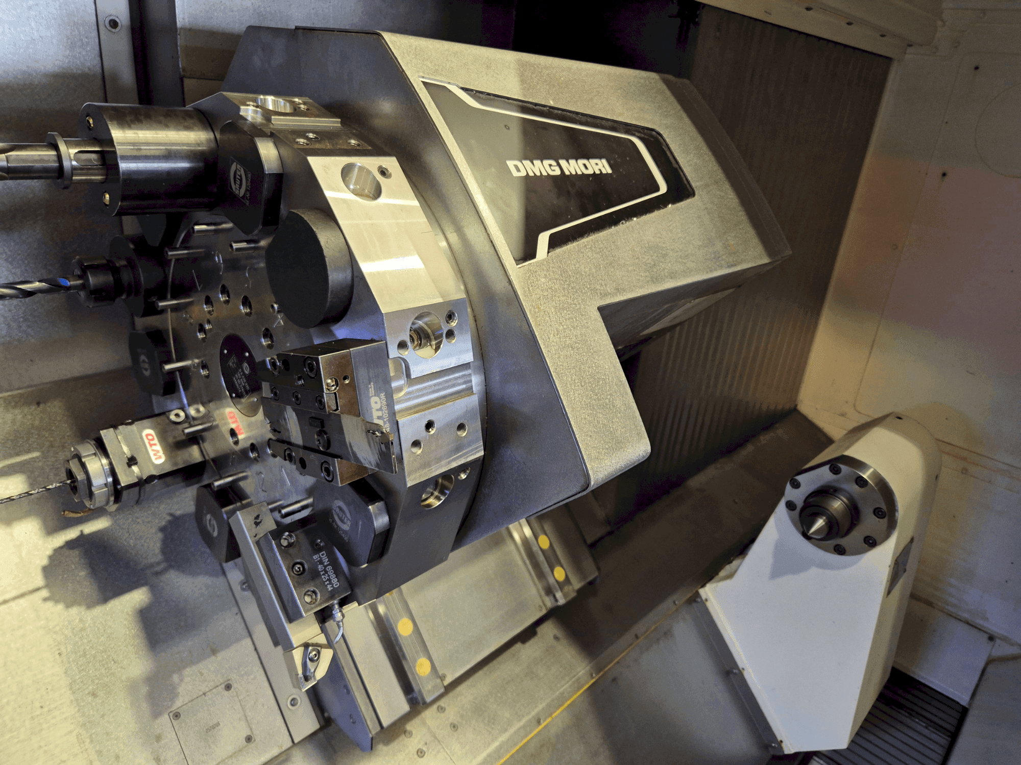 Vooraanzicht van DMG MORI CLX 550 V4 machine