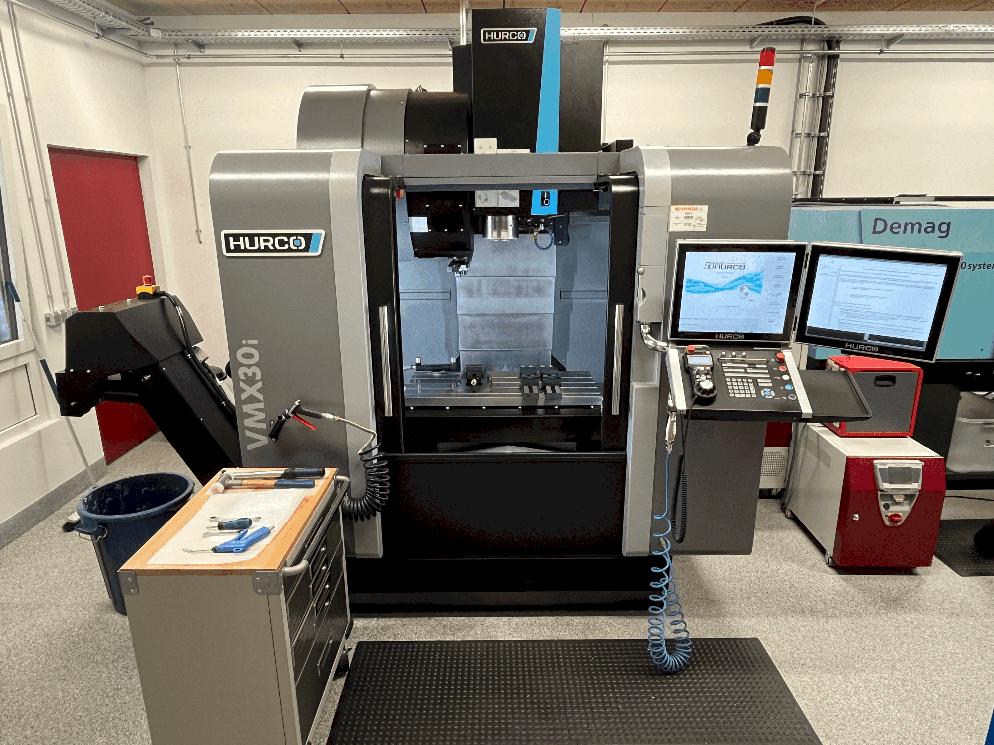 Vooraanzicht van Hurco VMX30i machine