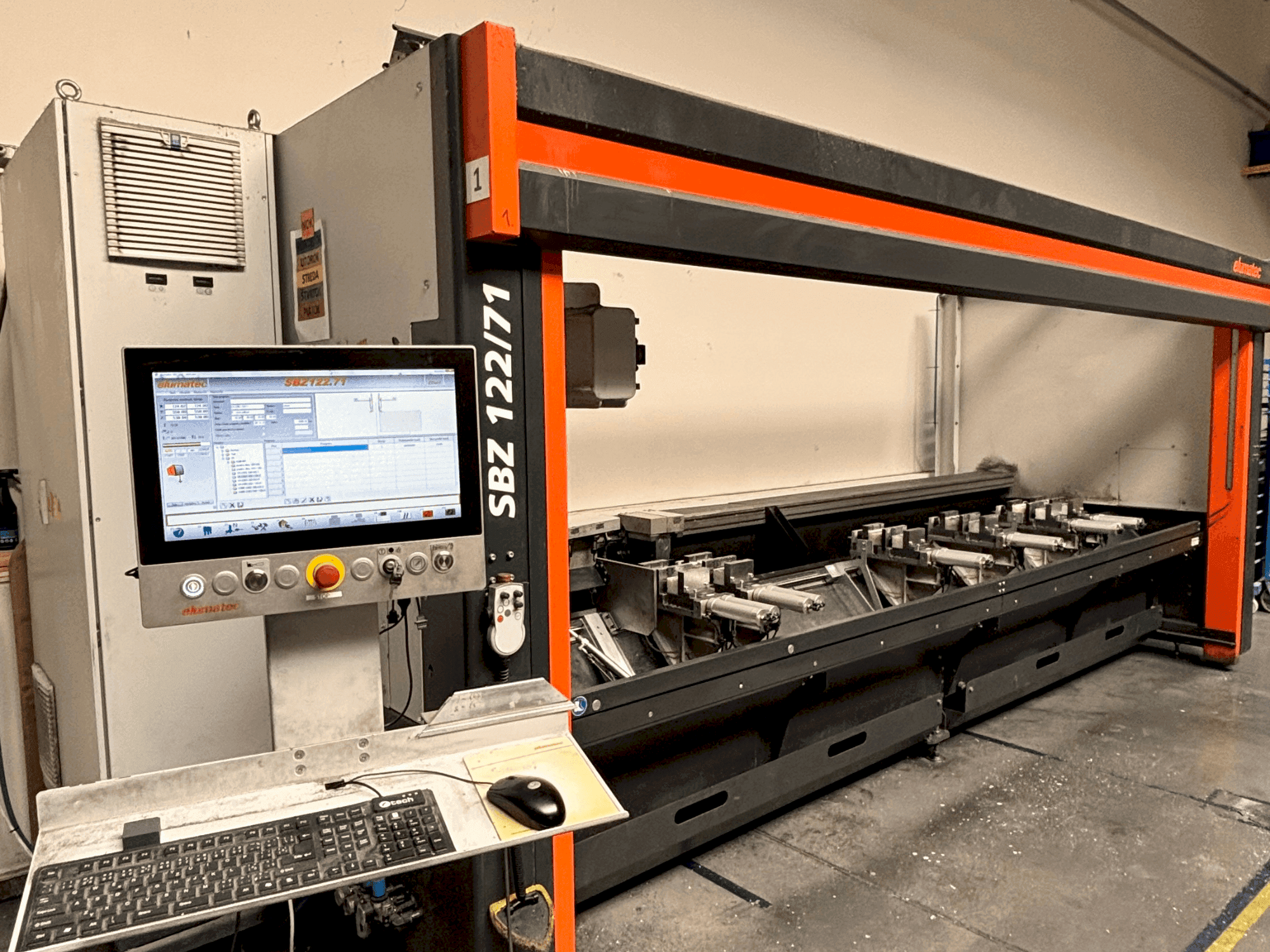 Vooraanzicht van Elumatec SBZ 122/71 machine