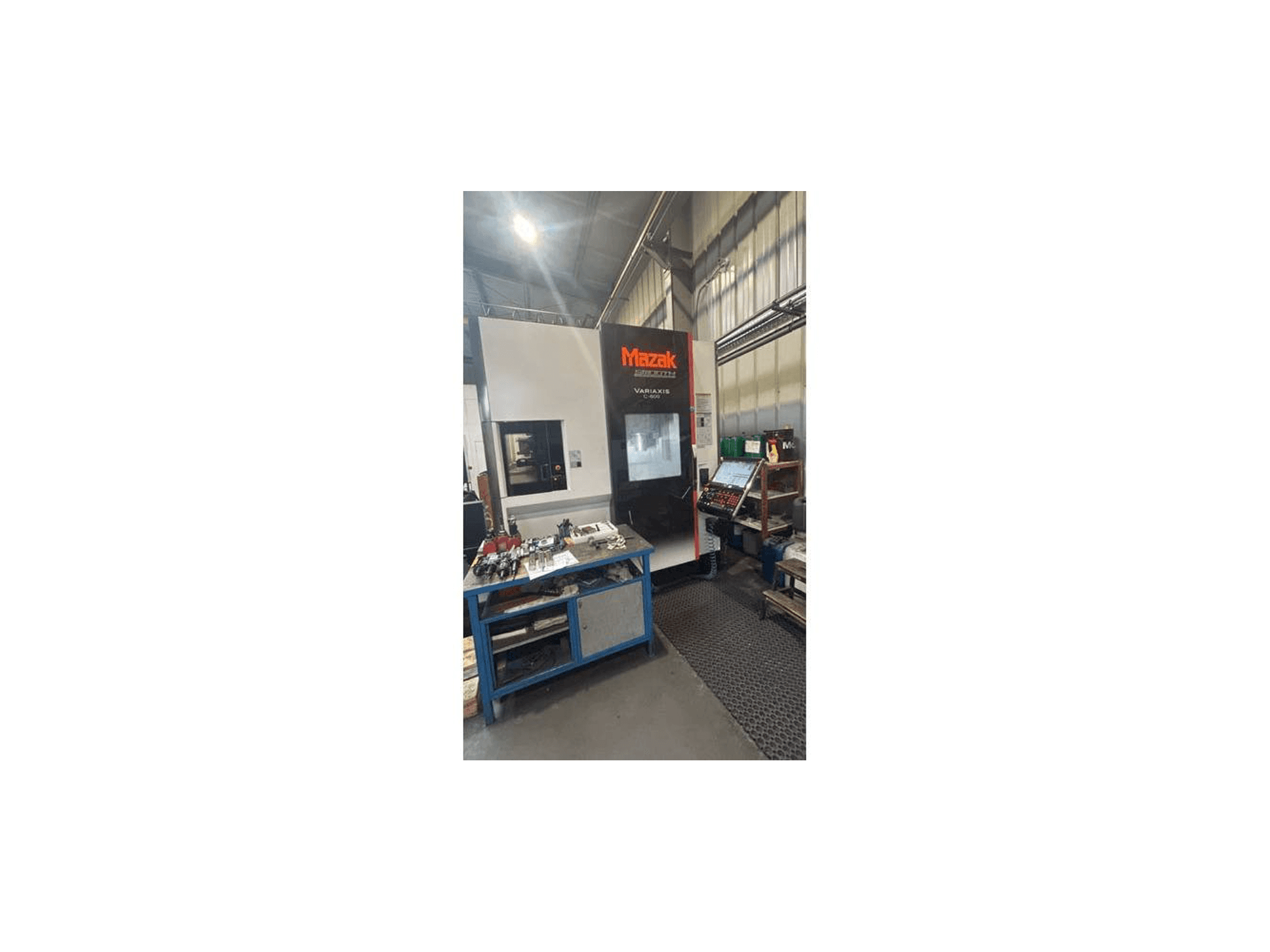 Vooraanzicht van Mazak Variaxis C-600 machine