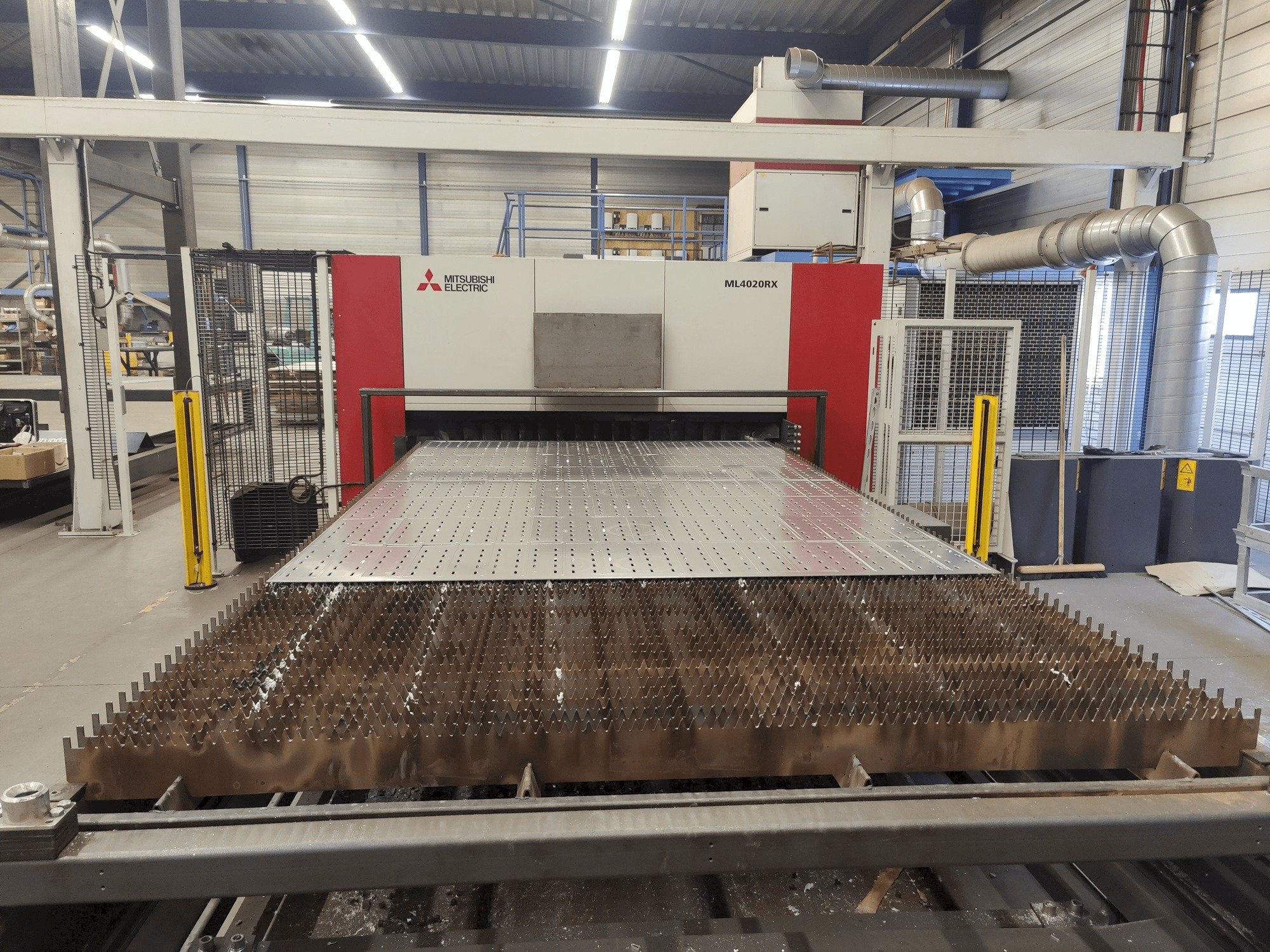 Vooraanzicht van Mitsubishi ML4020RX-F60 6,0kW CO2 machine