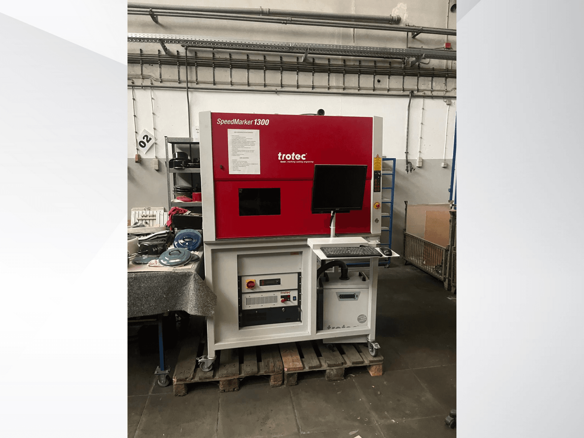 Trotec SpeedMarker 1300 lasergraveermachine, vooraanzicht, met monitor, toetsenbord en technische bedieningselementen zichtbaar.