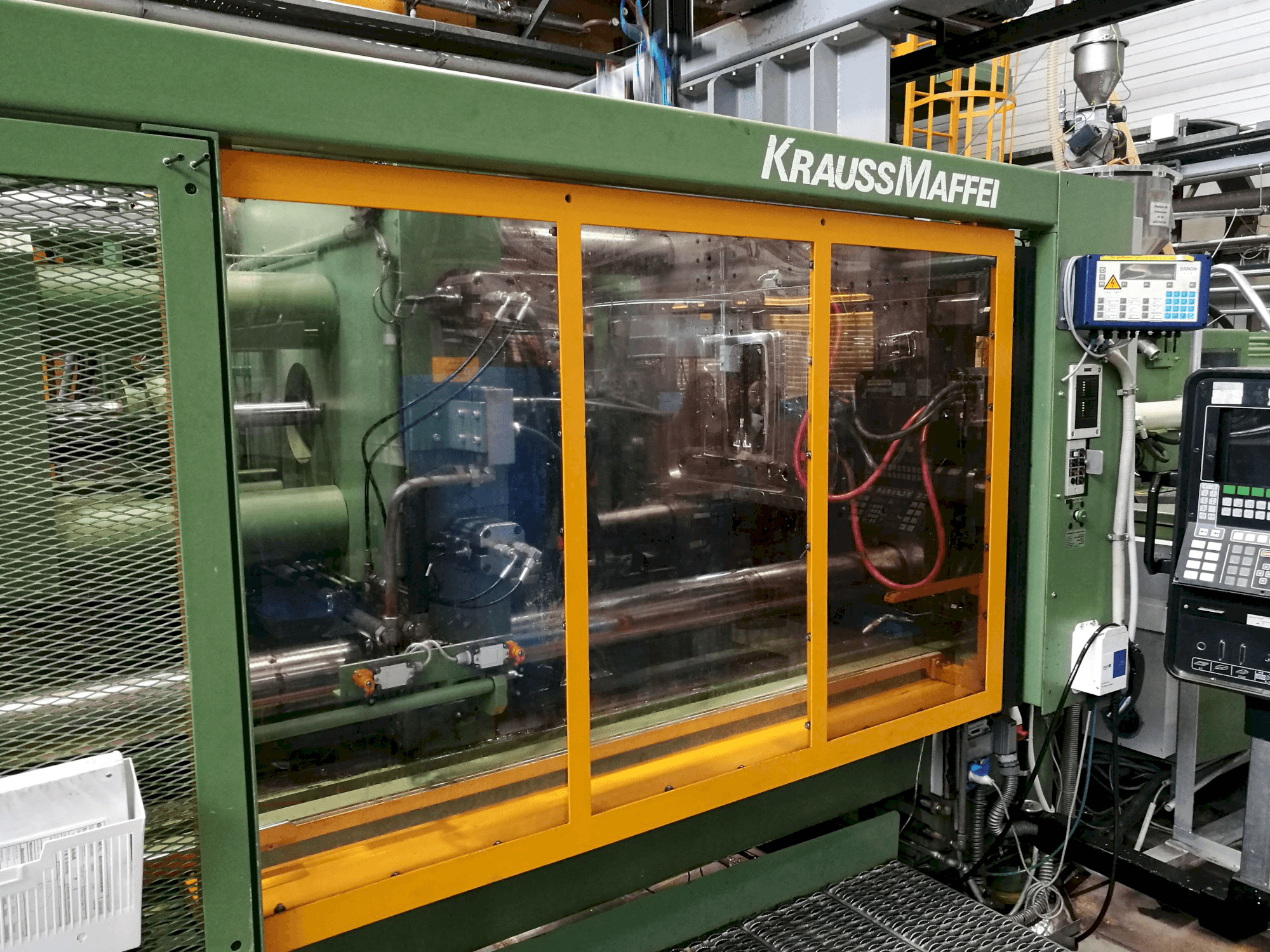 Links zicht van Krauss Maffei 650-2300 B2 machine