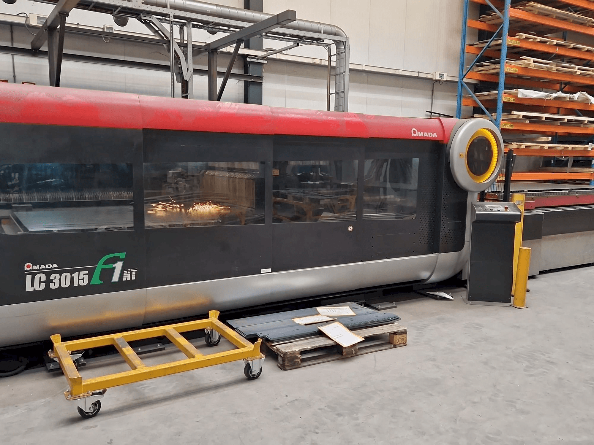 Vooraanzicht van AMADA LC3015 F1 NT machine