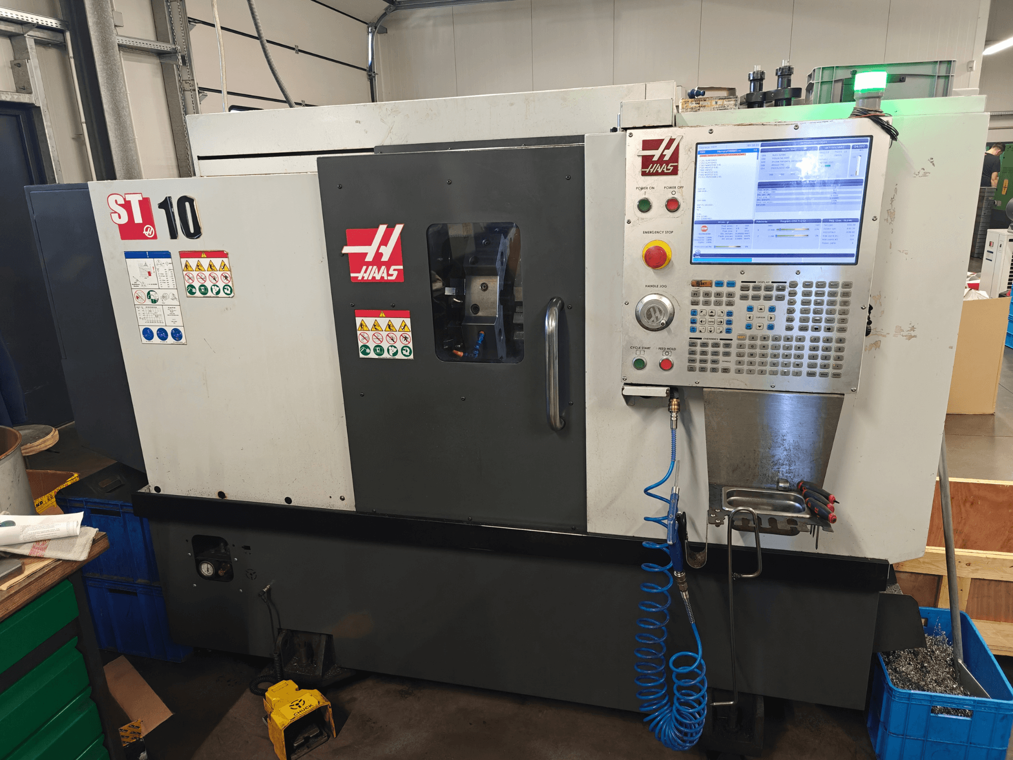 Haas ST-10 horizontale draaibank, vooraanzicht, met daarop het bedieningspaneel, veiligheidsstickers en de machineconstructie.