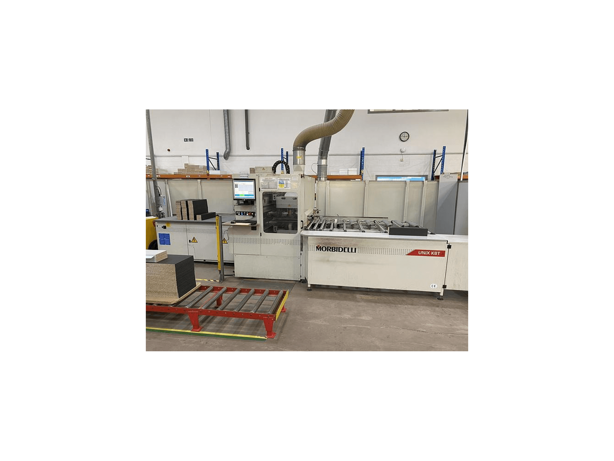 MORbidelli Unix KBT paneelzaag, vooraanzicht, met bedieningspaneel zichtbaar en gestapelde platen op aangrenzende wagen.