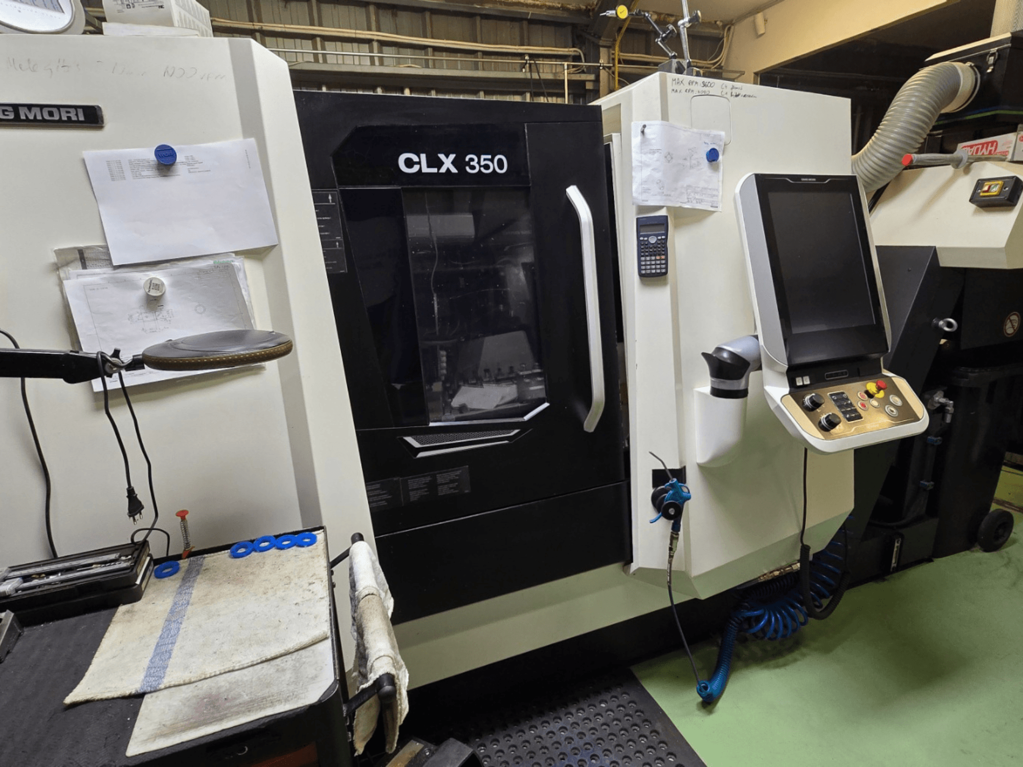 DMG MORI CLX 350 CNC draaibank in een werkplaats; vooraanzicht met bedieningspaneel, gereedschappen en werkruimte zichtbaar.