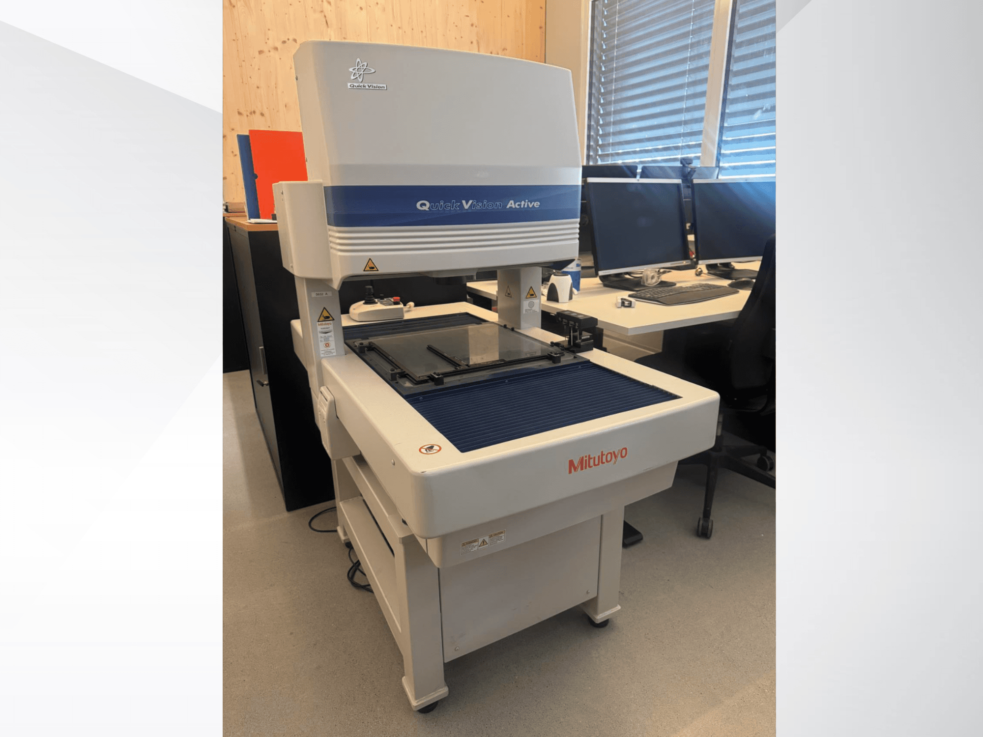 Mitutoyo QV-L404Z1L-D CMM in vooraanzicht, met glazen meettafel en zichtbaar bedieningspaneel met knoppen.