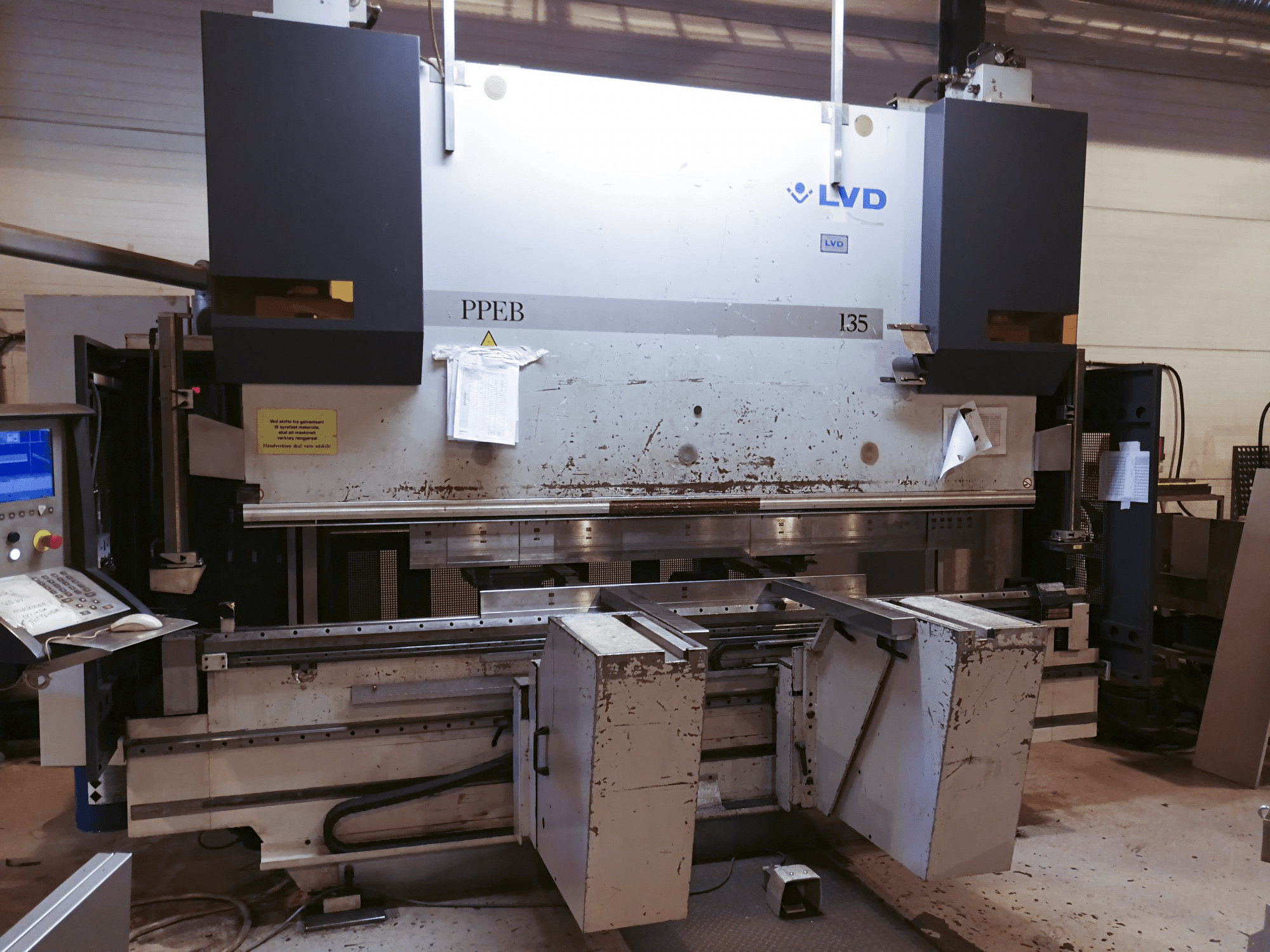 Vooraanzicht van LVD PPEB 135/30 machine