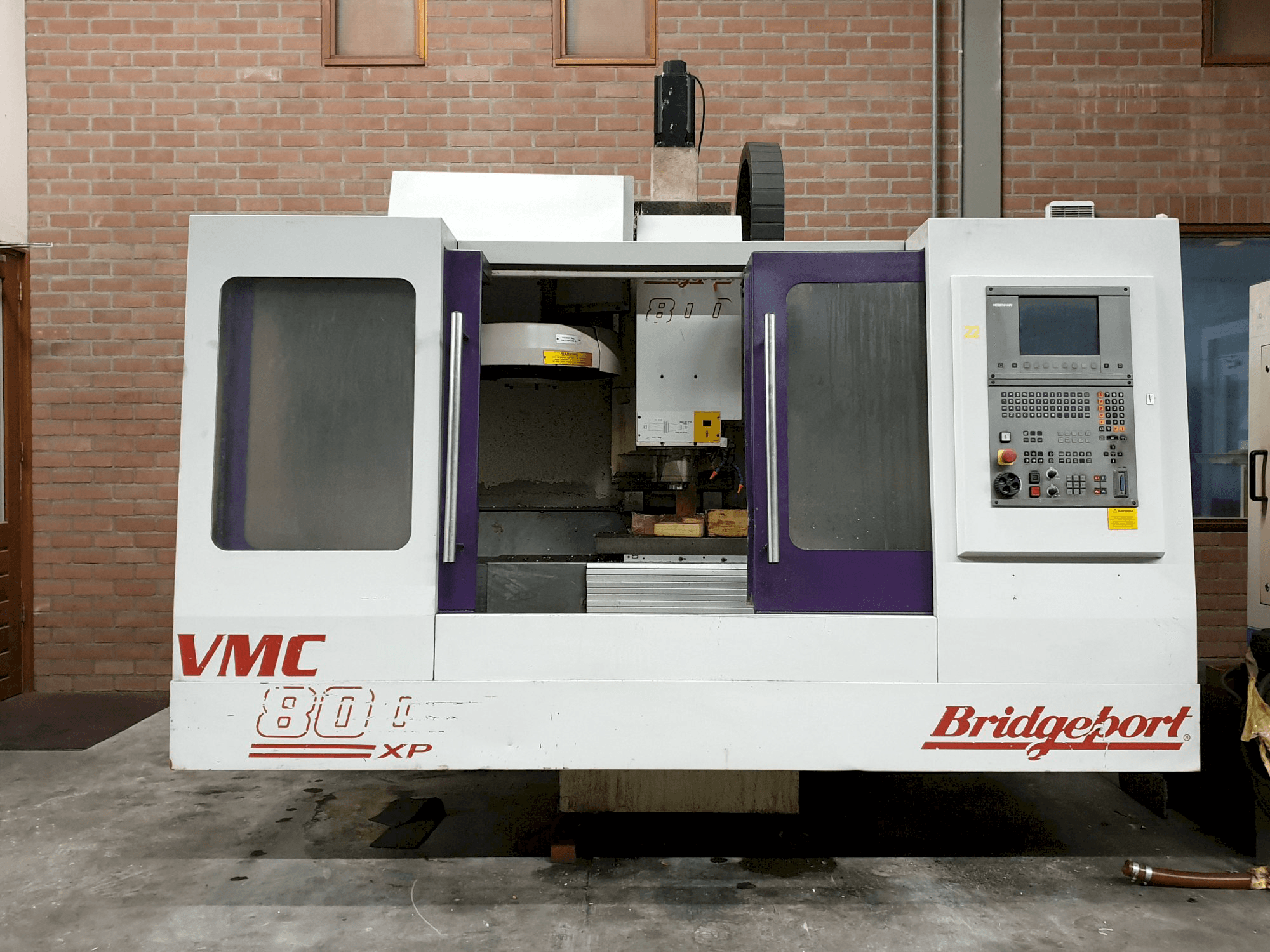 Vooraanzicht van Bridgeport VMC 800 22 machine