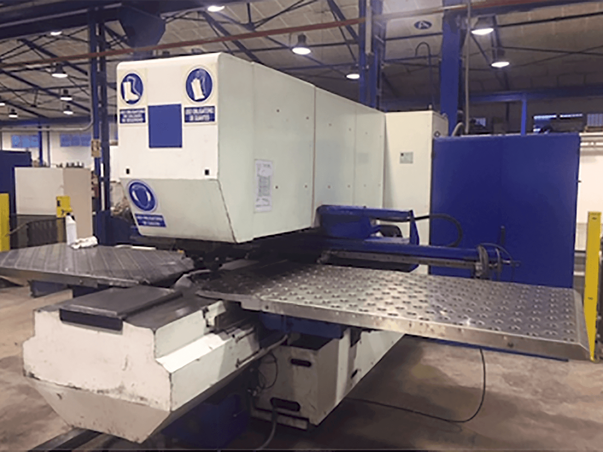 Vooraanzicht van Trumpf Trumatic 240R machine