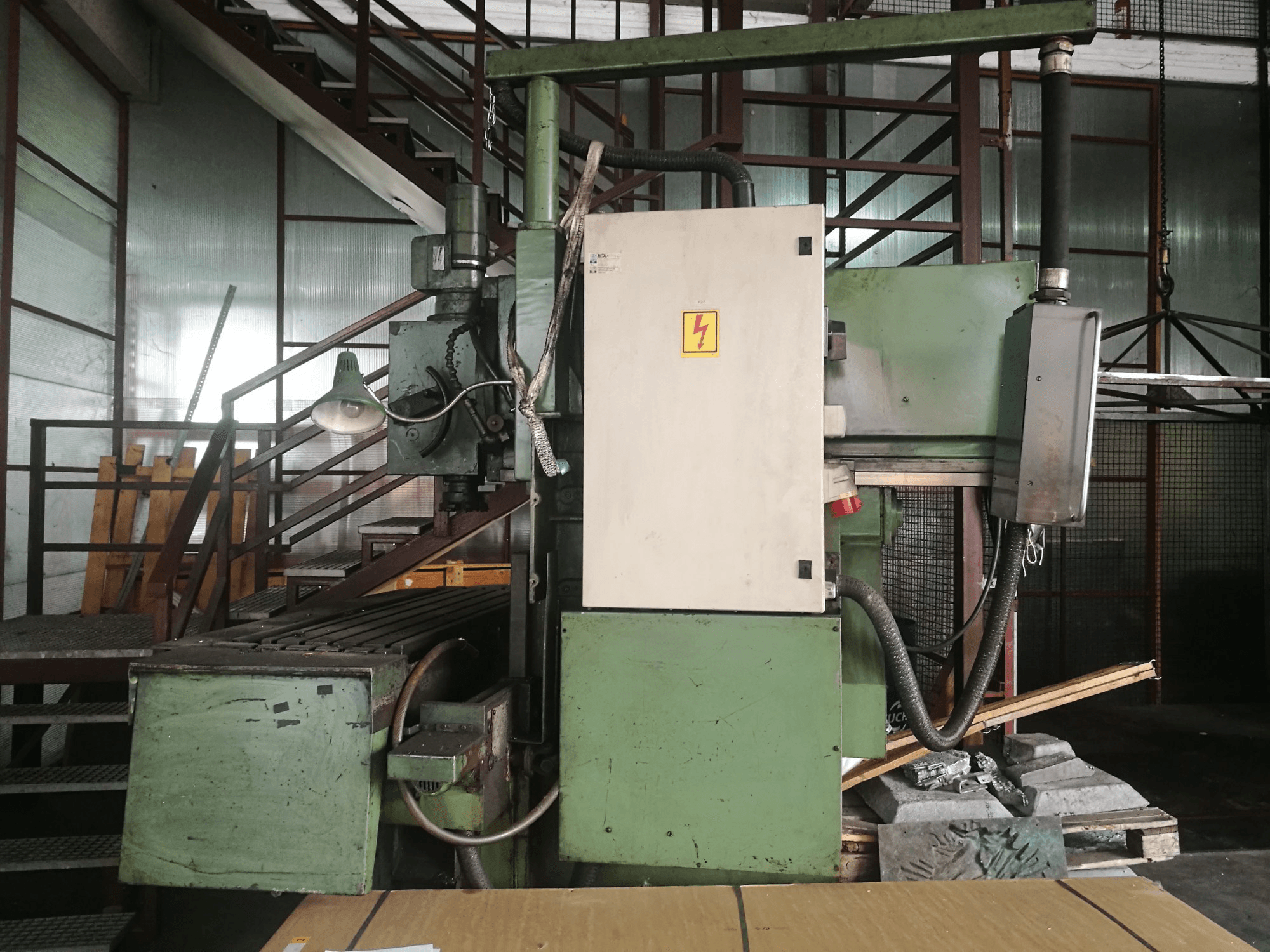 Rechts zijaanzicht van Prvomajska GUK 2 machine