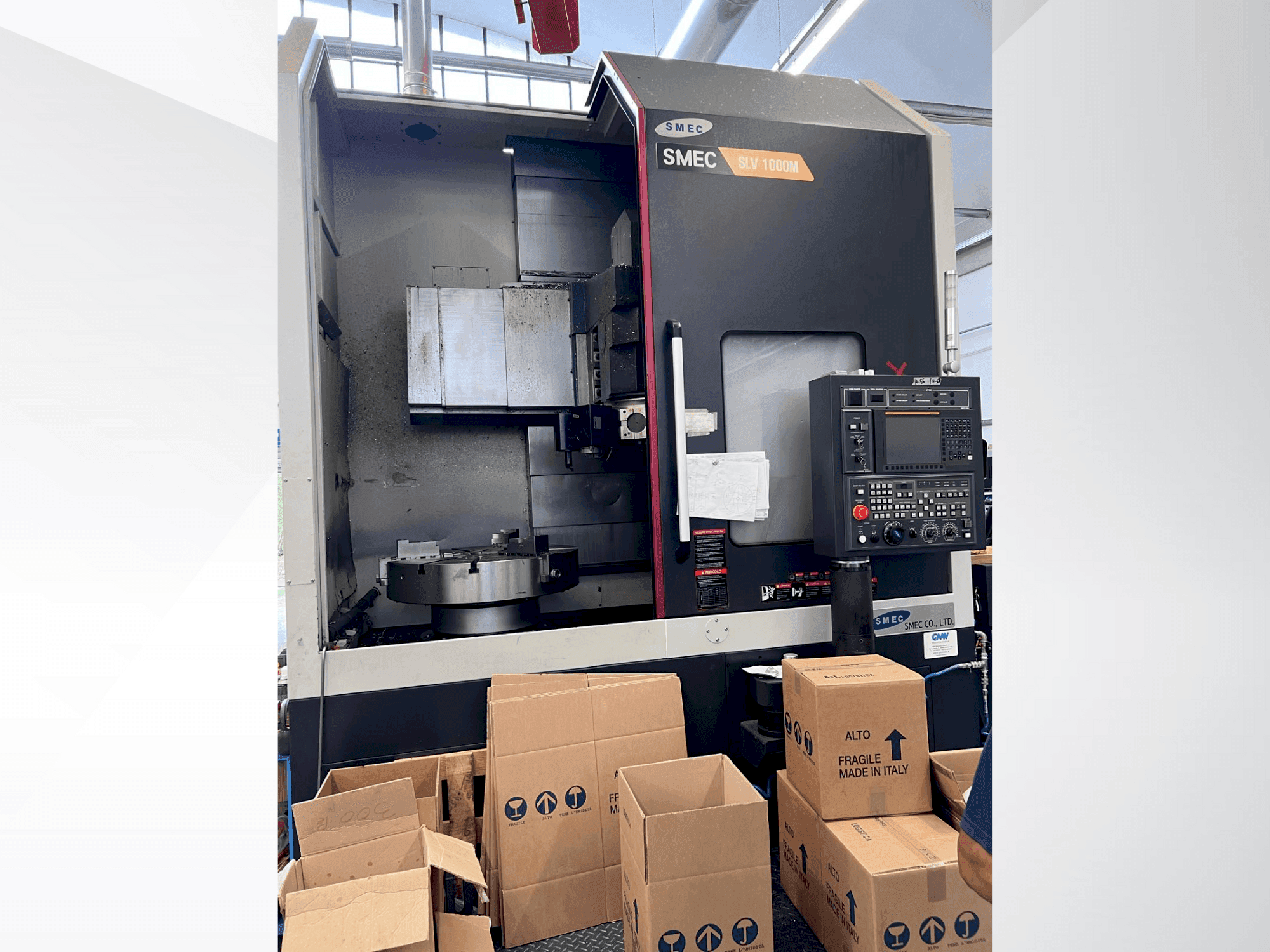 Vooraanzicht van SMEC SLV1000M machine