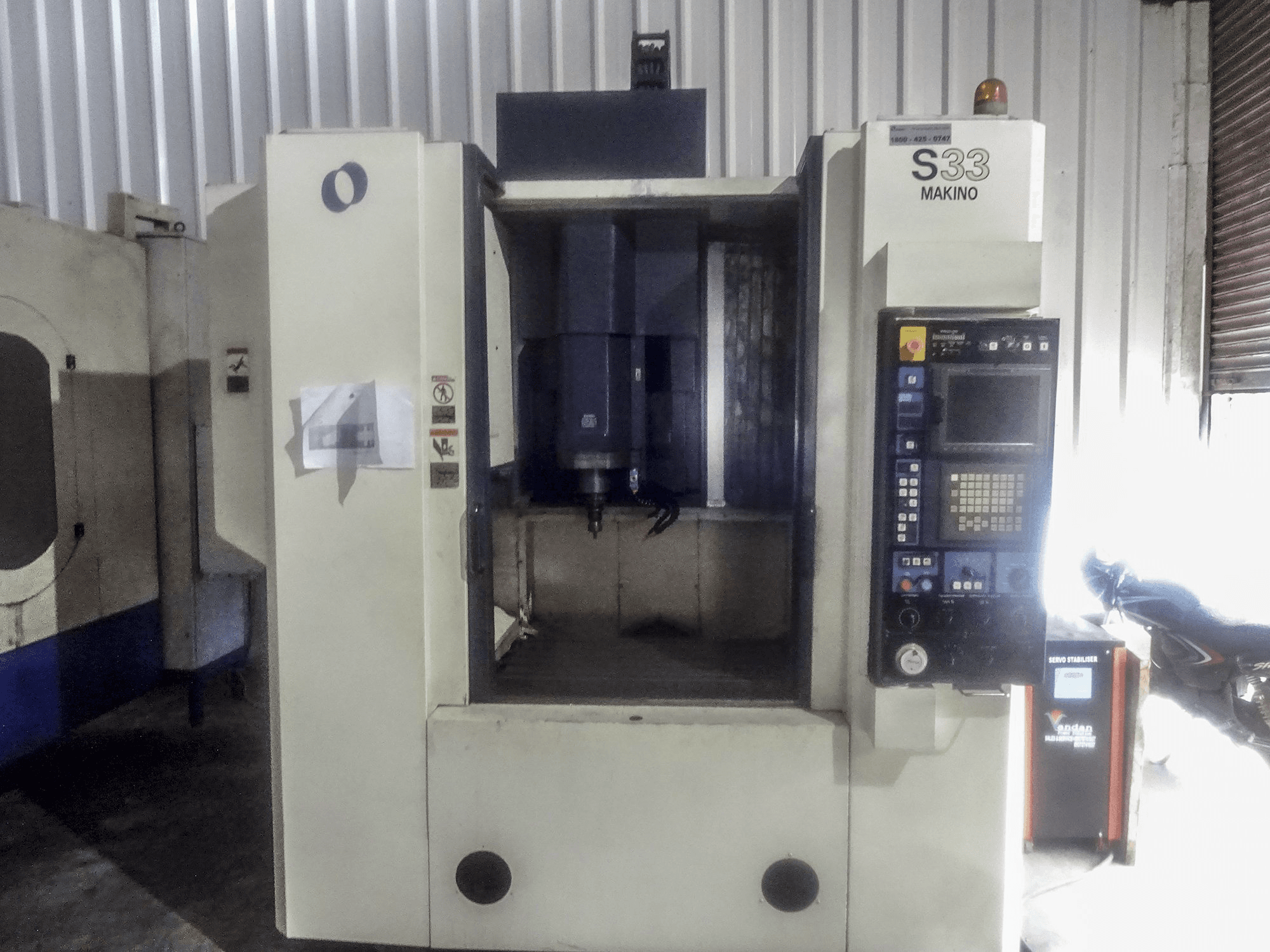 Vooraanzicht van Makino S33 machine