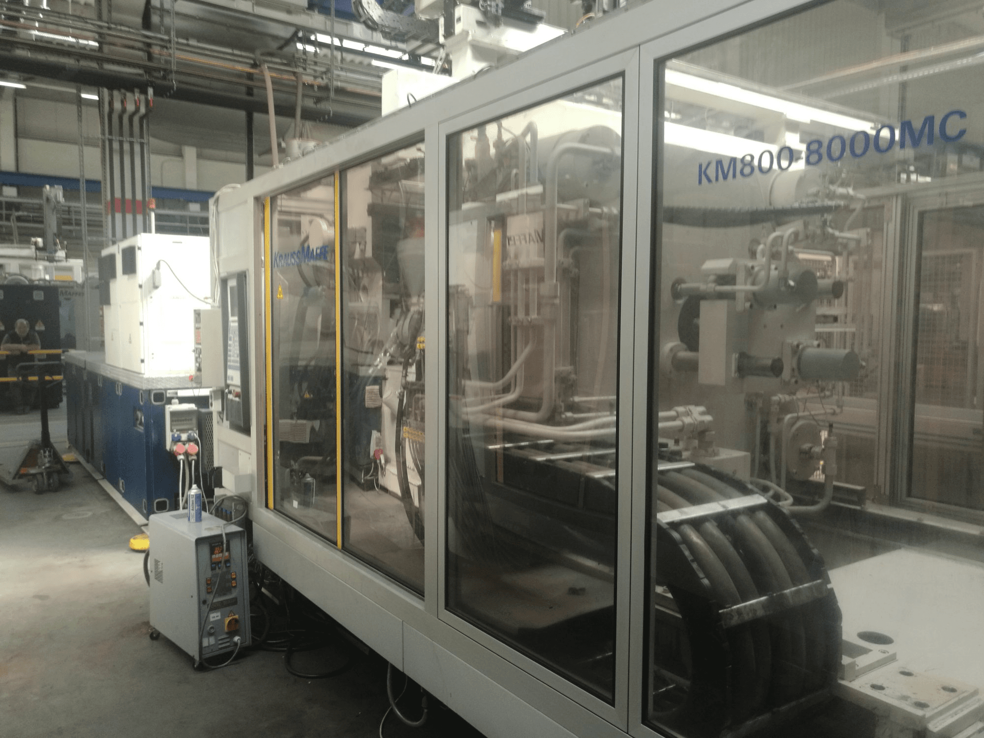 Recht aanzicht van Krauss Maffei 800-8000 MC machine