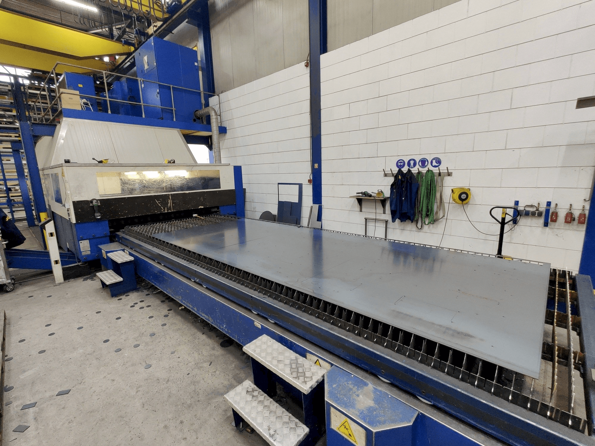 Vooraanzicht van Trumpf Trumatic L 6050 6kW CO2 machine