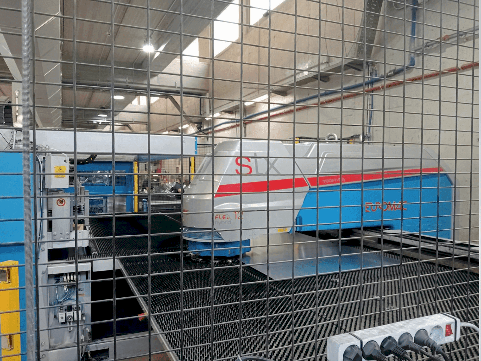 Vooraanzicht van Euromac 1250 STX Flex 12 Hybrid machine