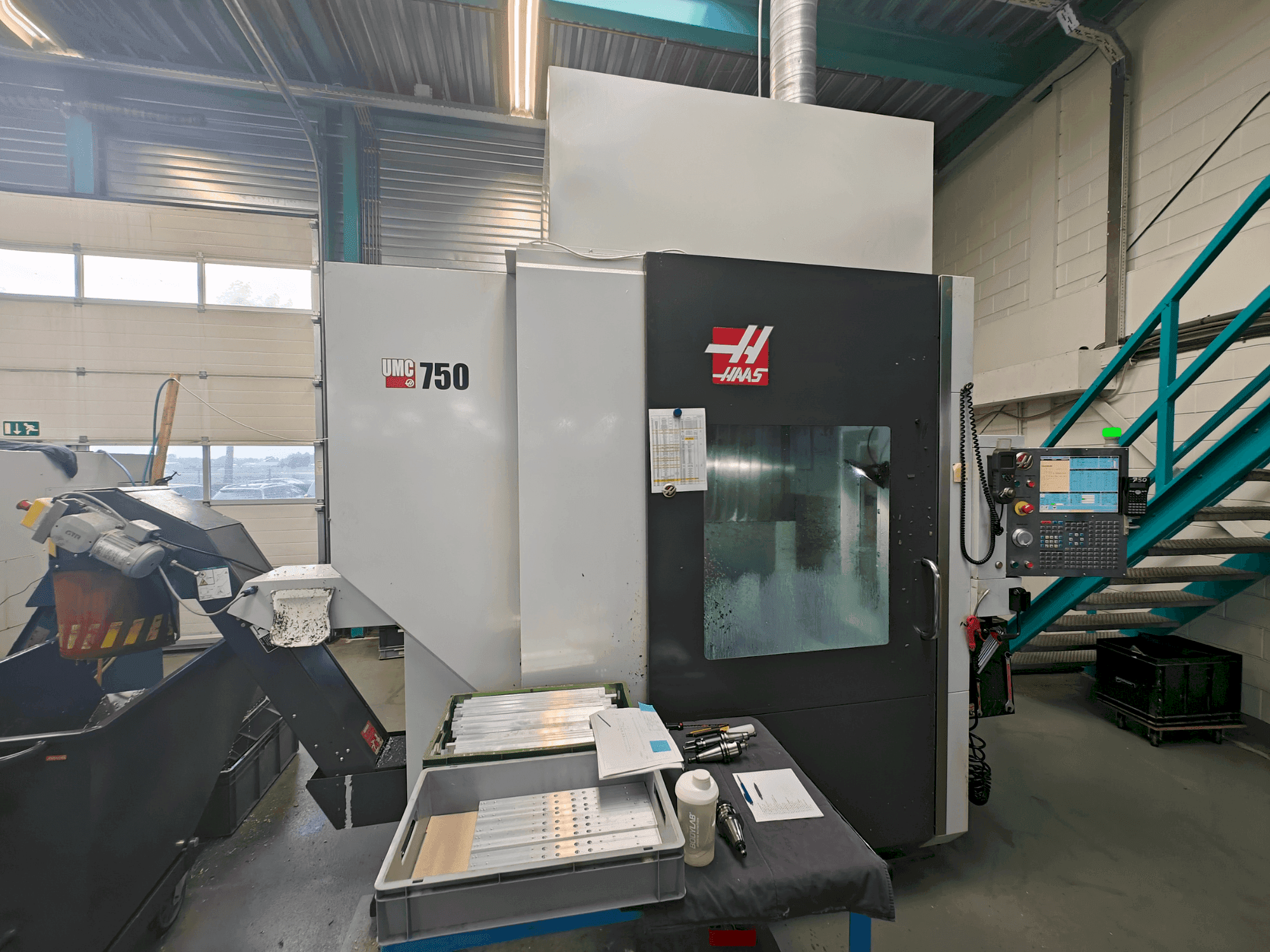 Vooraanzicht van HAAS UMC-750 machine