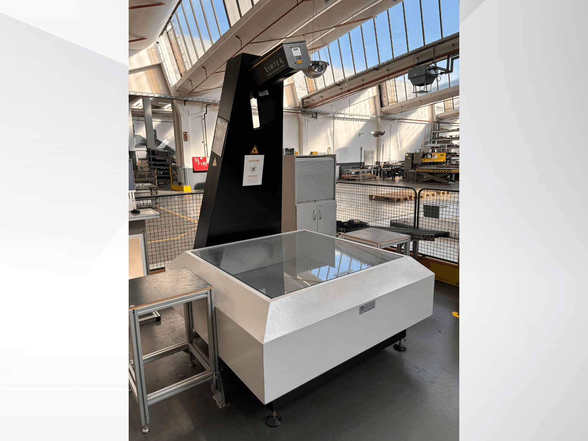 VIRTEK LPS-1EA optische meetmachine in een fabrieksomgeving, vooraanzicht met glazen bovenblad en bedieningspaneel.