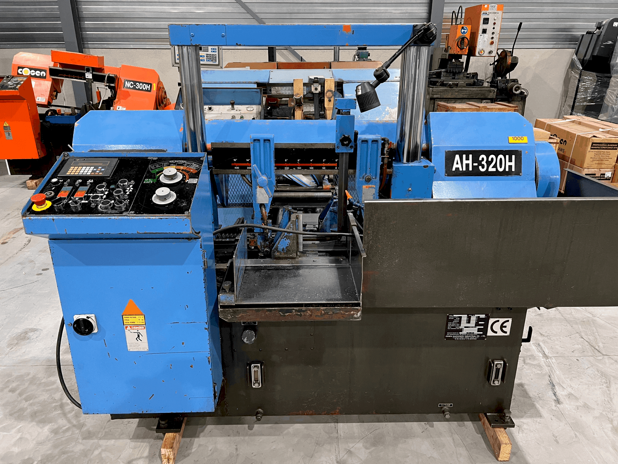 Vooraanzicht van Cosen AH 320 H machine